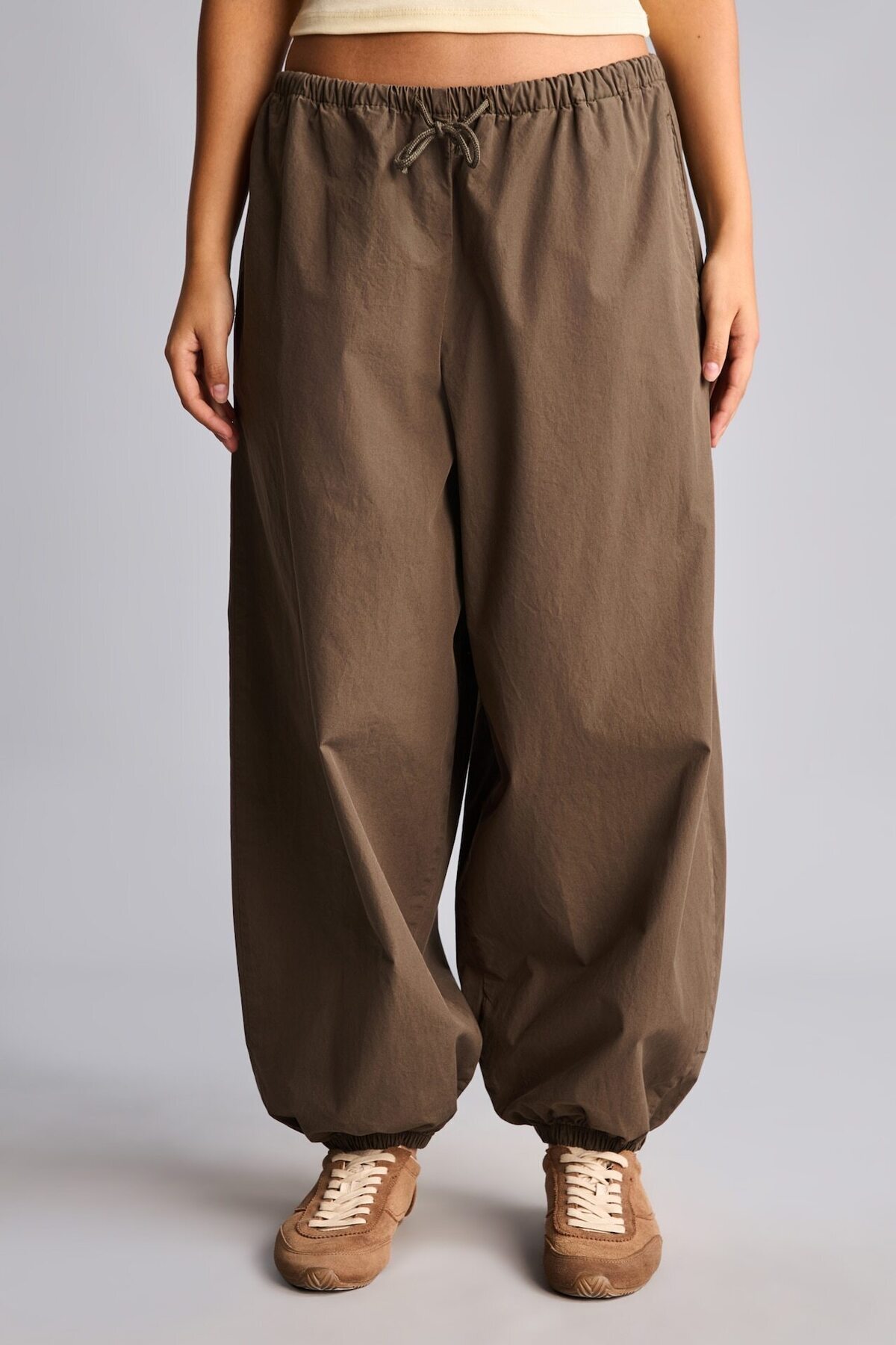 DeFacto %100 Pamuk Balloon Fit Çift Cepli Normal Bel Standart Boy Lastikli Paça Poplin Pantolon I3735AX26HS görsel 4