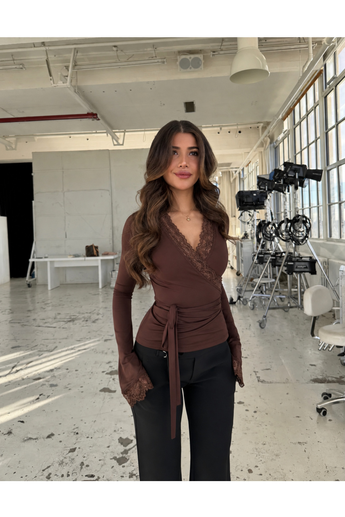 peri tower Kadın Dantel Detaylı Kruvaze Yaka Bağlamalı Uzun Kollu Bluz 00235 görsel 3