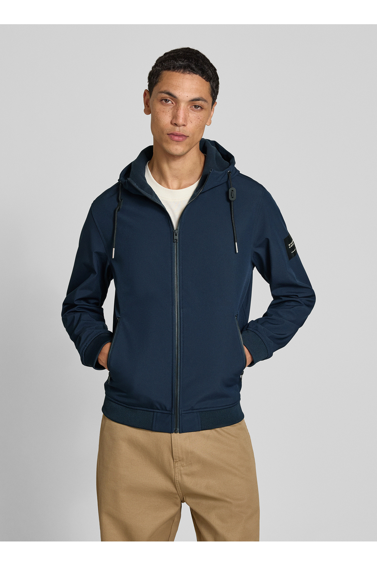 کاپشن مردانه سرمه‌ای کد ۱۲۲۳۶۳۰۰ کلاه نرم JJEBASIC جک اند جونز کاپشن Jack & Jones