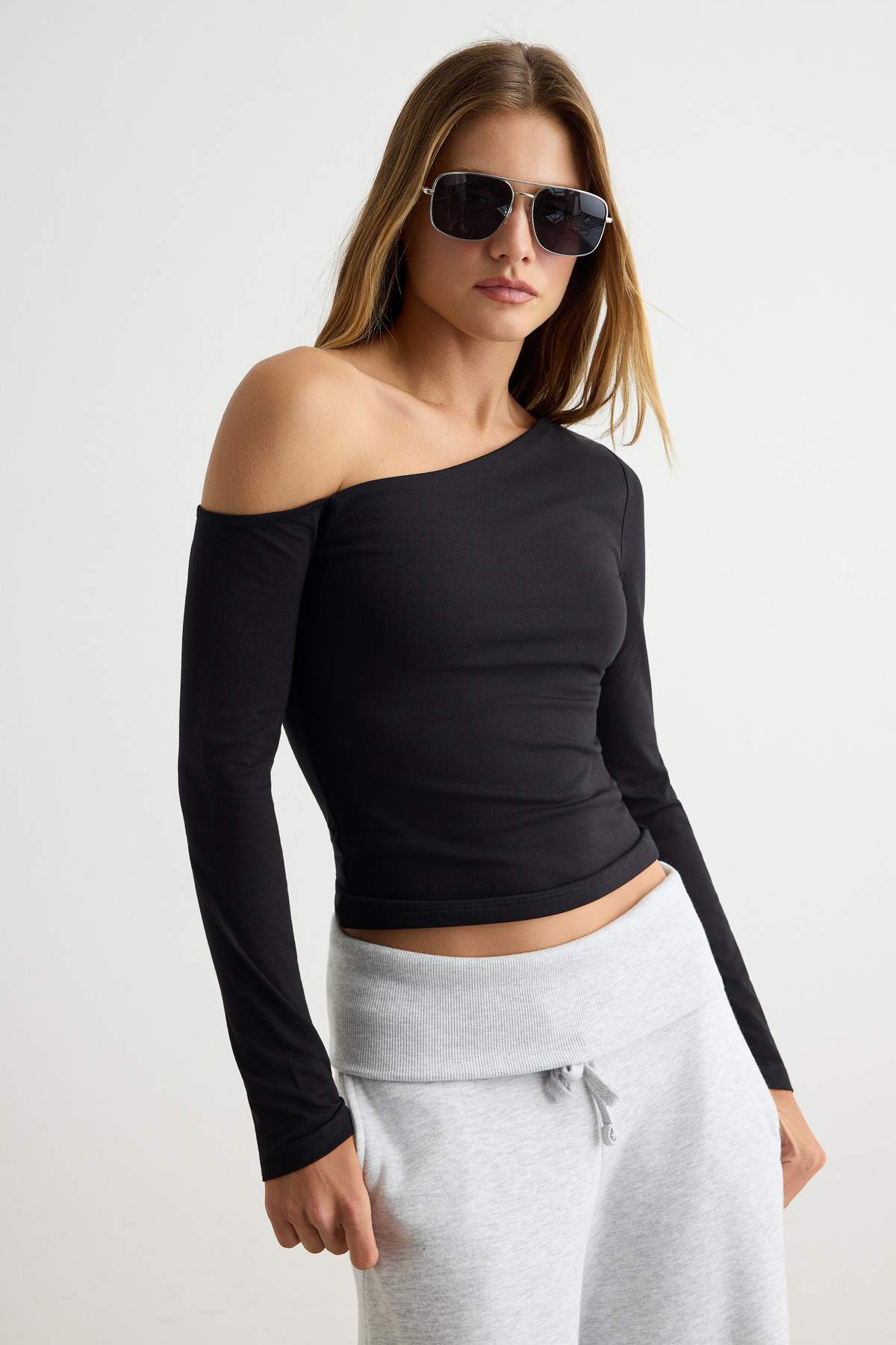 Trendyolmilla Siyah Tek Omuz Pamuklu Esnek Fitted/Vücuda Oturan Crop Örme Bluz TWOAW24BZ00099