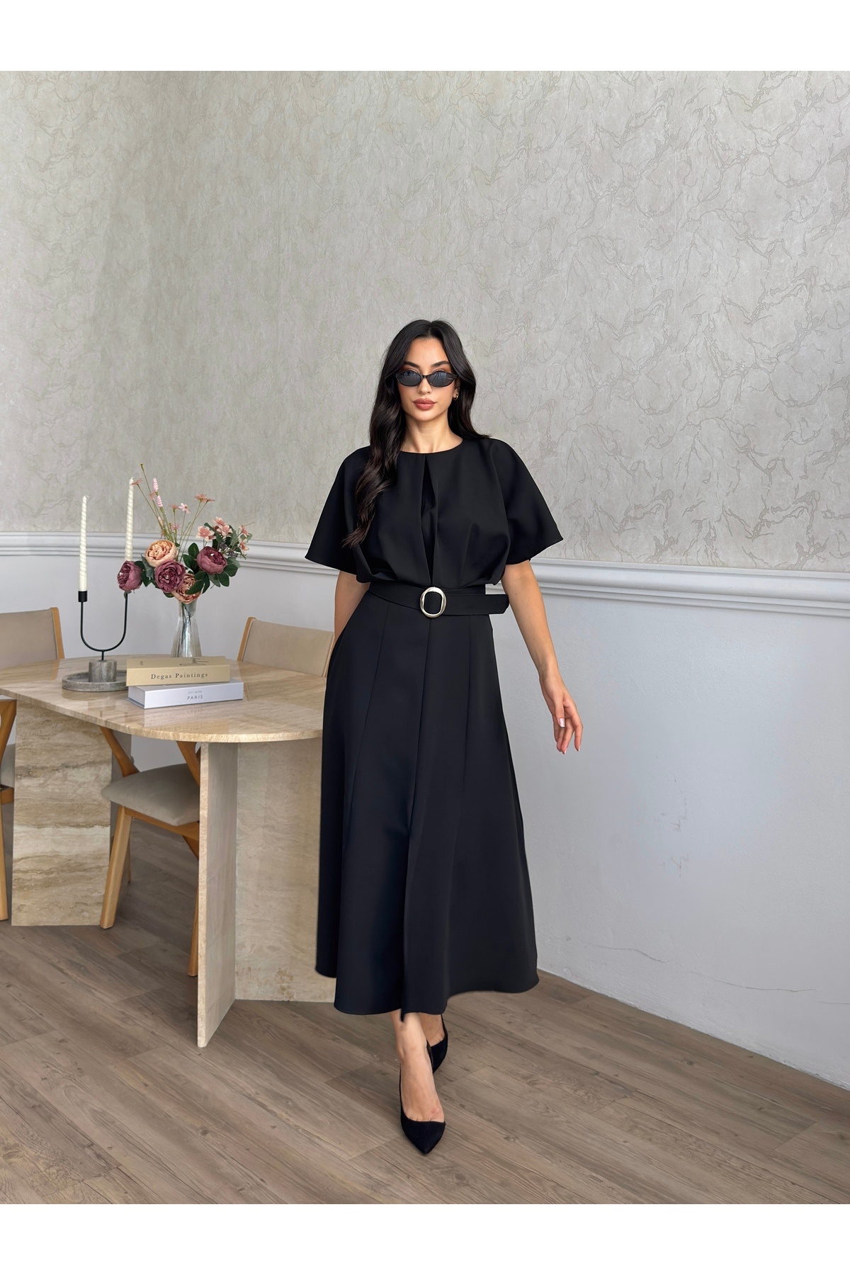 MODA DURAĞI KALİTELİ MİDİ ELBİSE YIRTMAÇ DETAYLI KEMERLİ