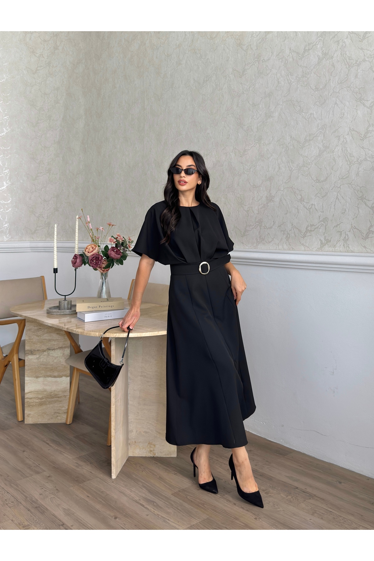 MODA DURAĞI KALİTELİ MİDİ ELBİSE YIRTMAÇ DETAYLI KEMERLİ görsel 3