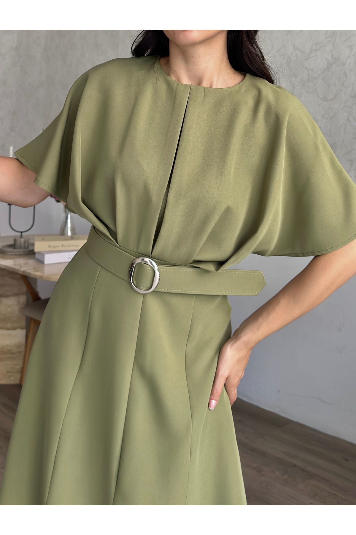 MODA DURAĞI KALİTELİ MİDİ ELBİSE YIRTMAÇ DETAYLI KEMERLİ görsel 3