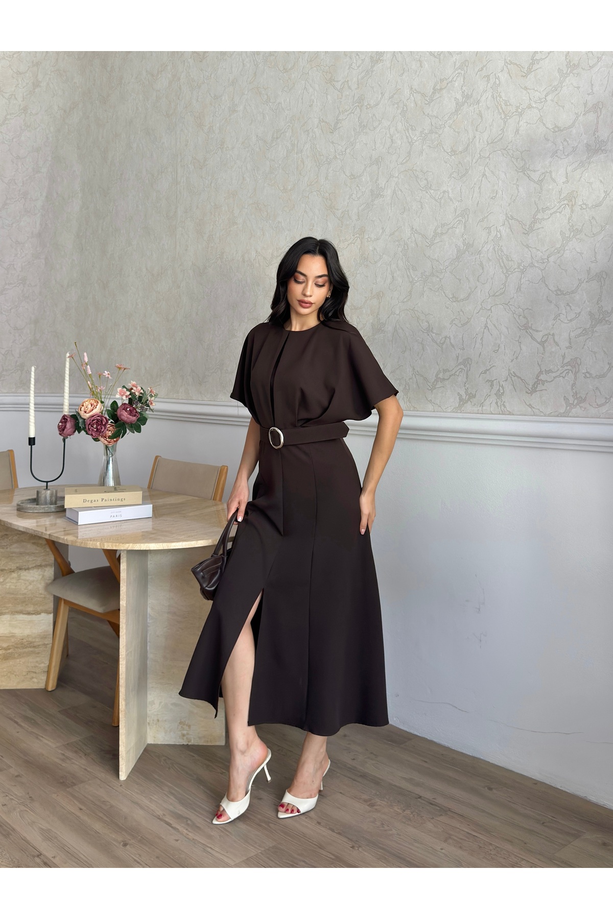 MODA DURAĞI KALİTELİ MİDİ ELBİSE YIRTMAÇ DETAYLI KEMERLİ görsel 3
