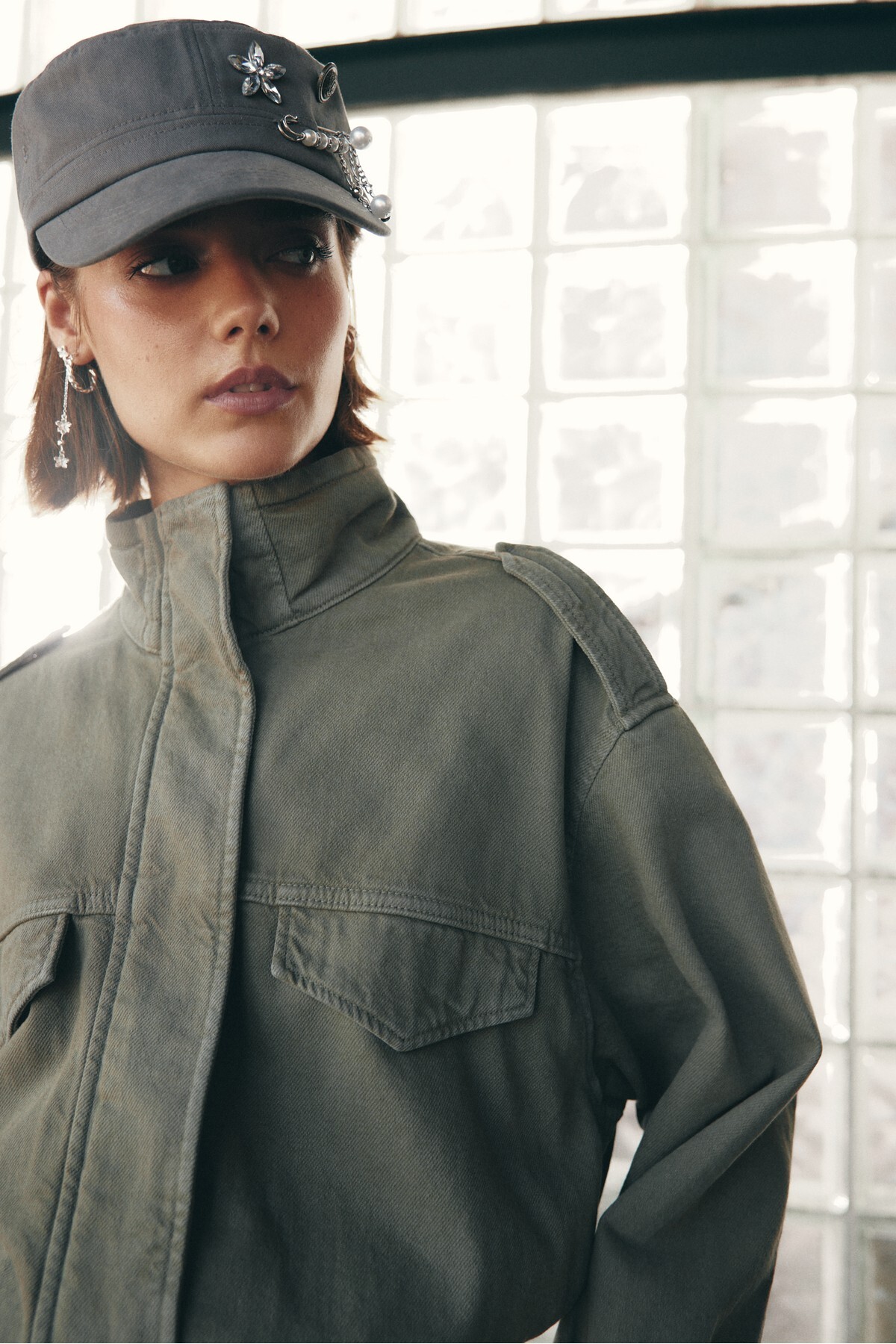 Stradivarius Boncuklu militer şapka görsel 4