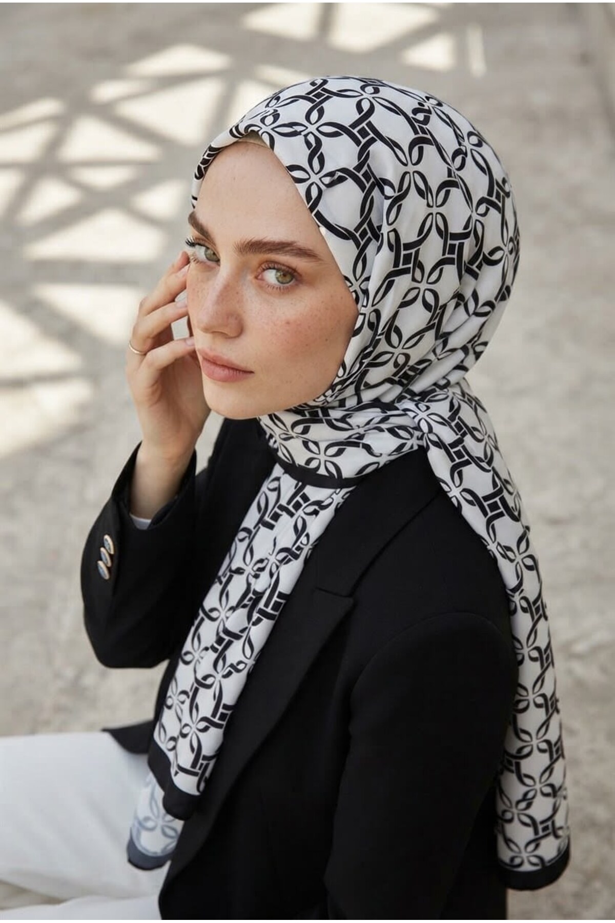 Vissona KREP GEOMETRİK DESENLİ SİYAH - BEYAZ RENKLİ 75X195 KIRIŞMAZ ŞAL görsel 6
