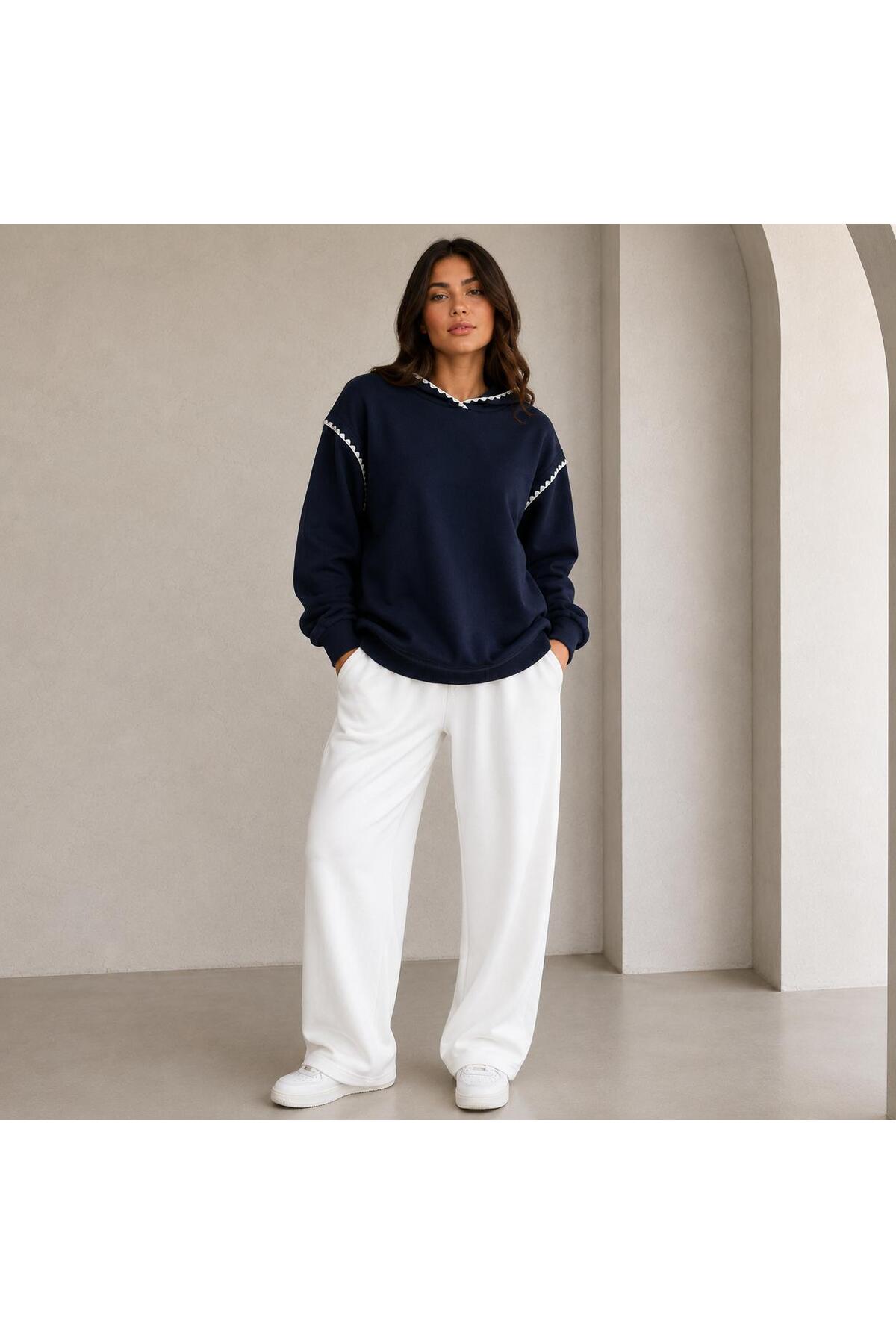 herkesemoda Yaka ve Kol Süs Dikiş Detaylı Kapüşonlu 2 İplik Şardonlu Sweatshirt