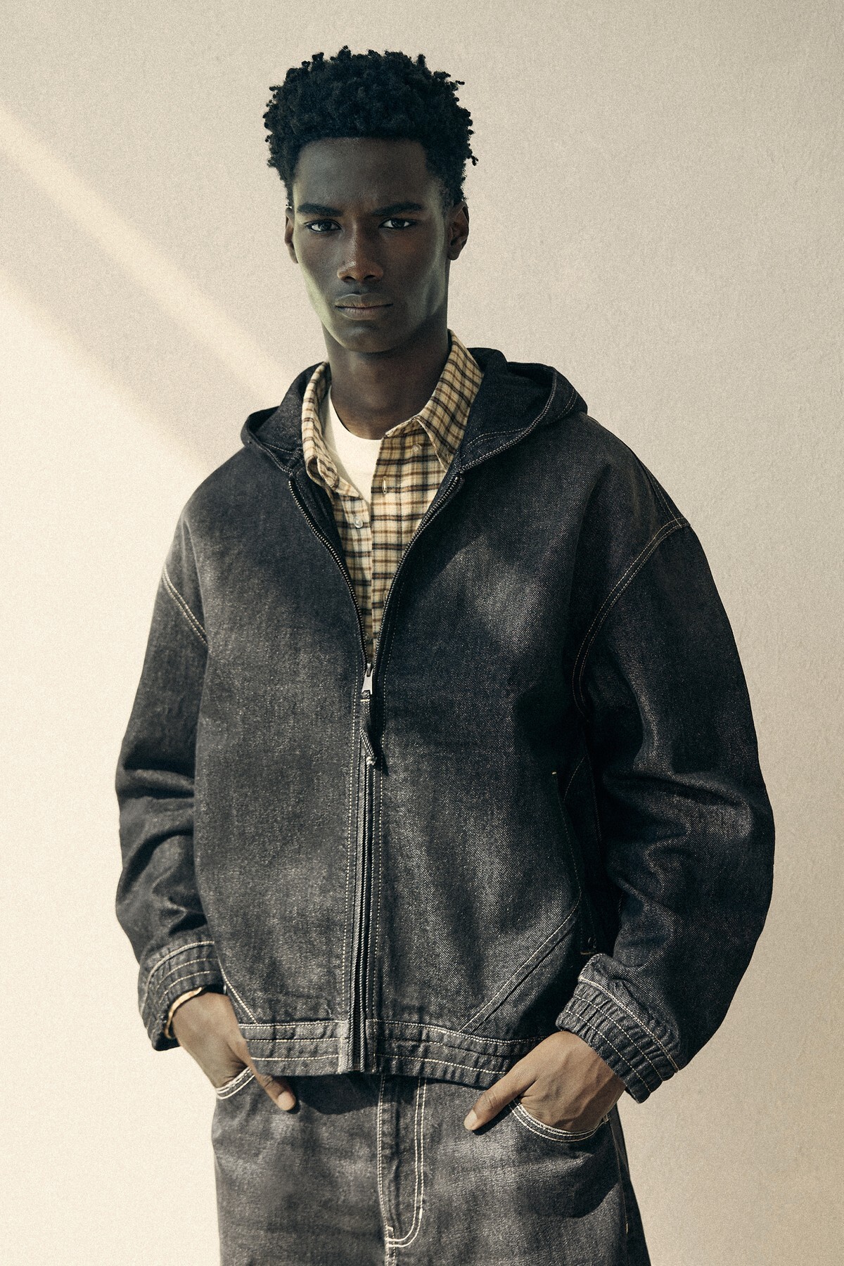 Bershka Sırt nakışlı kapüşonlu denim ceket