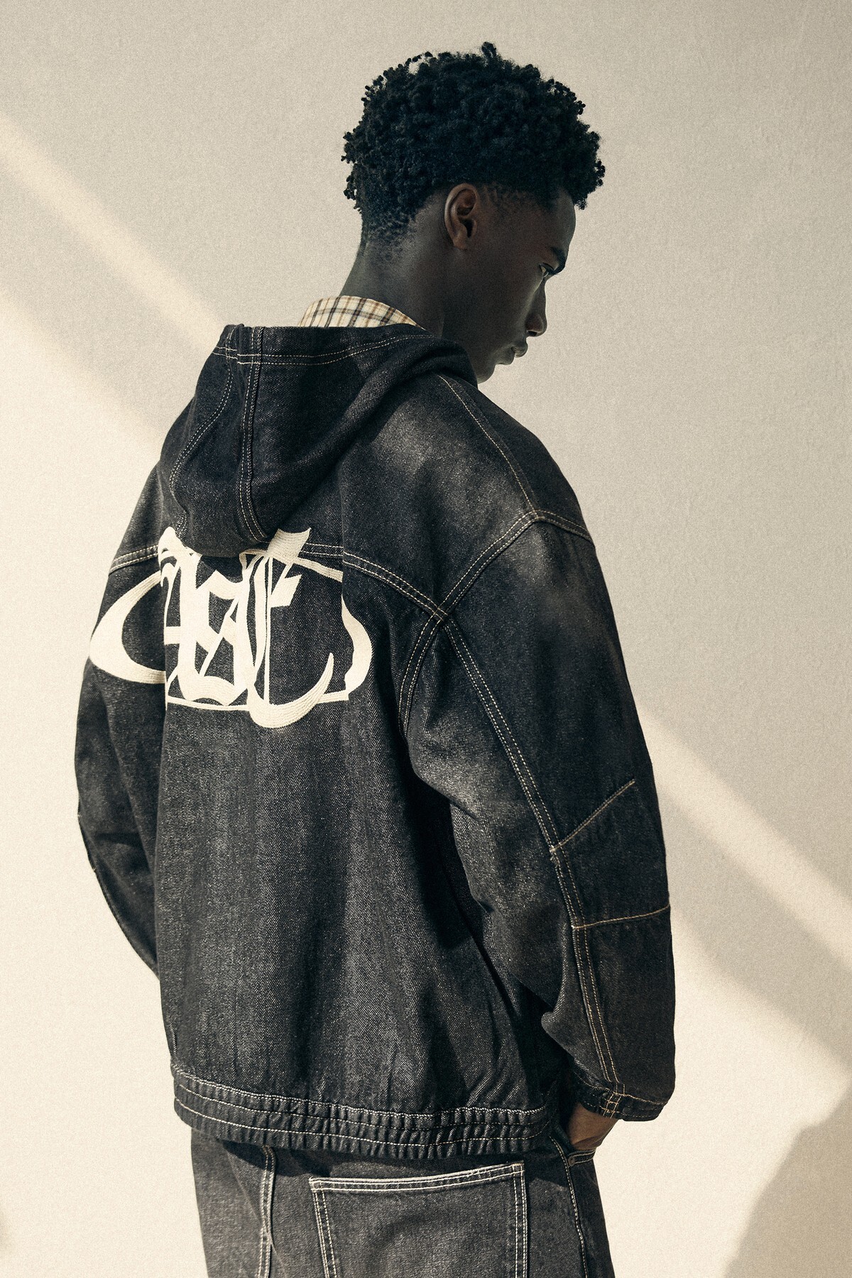 Bershka Sırt nakışlı kapüşonlu denim ceket görsel 5