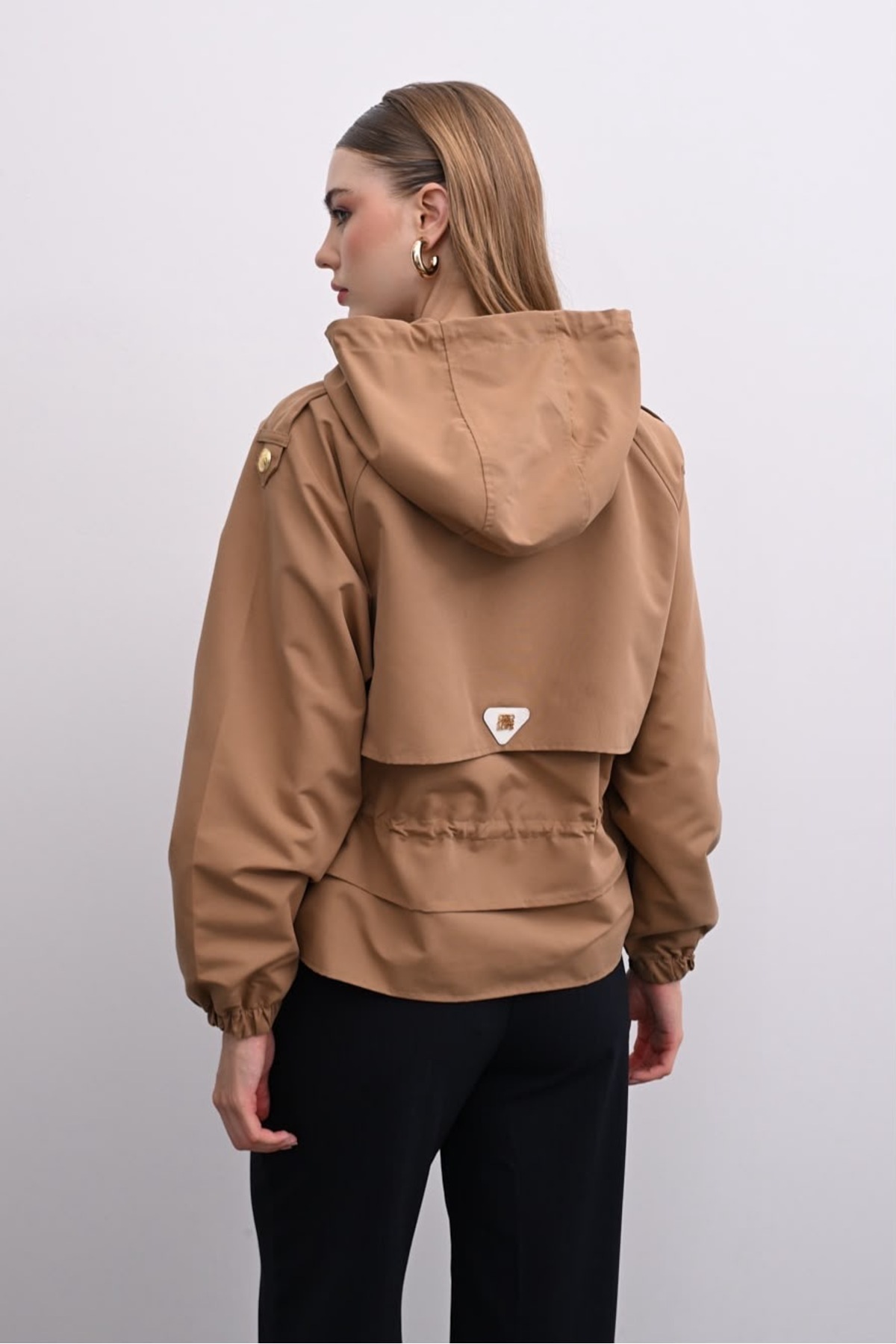 OYERGA MODA Kadın Yeni Sezon Büzgülü Gold Detaylı Yağmurluk görsel 2