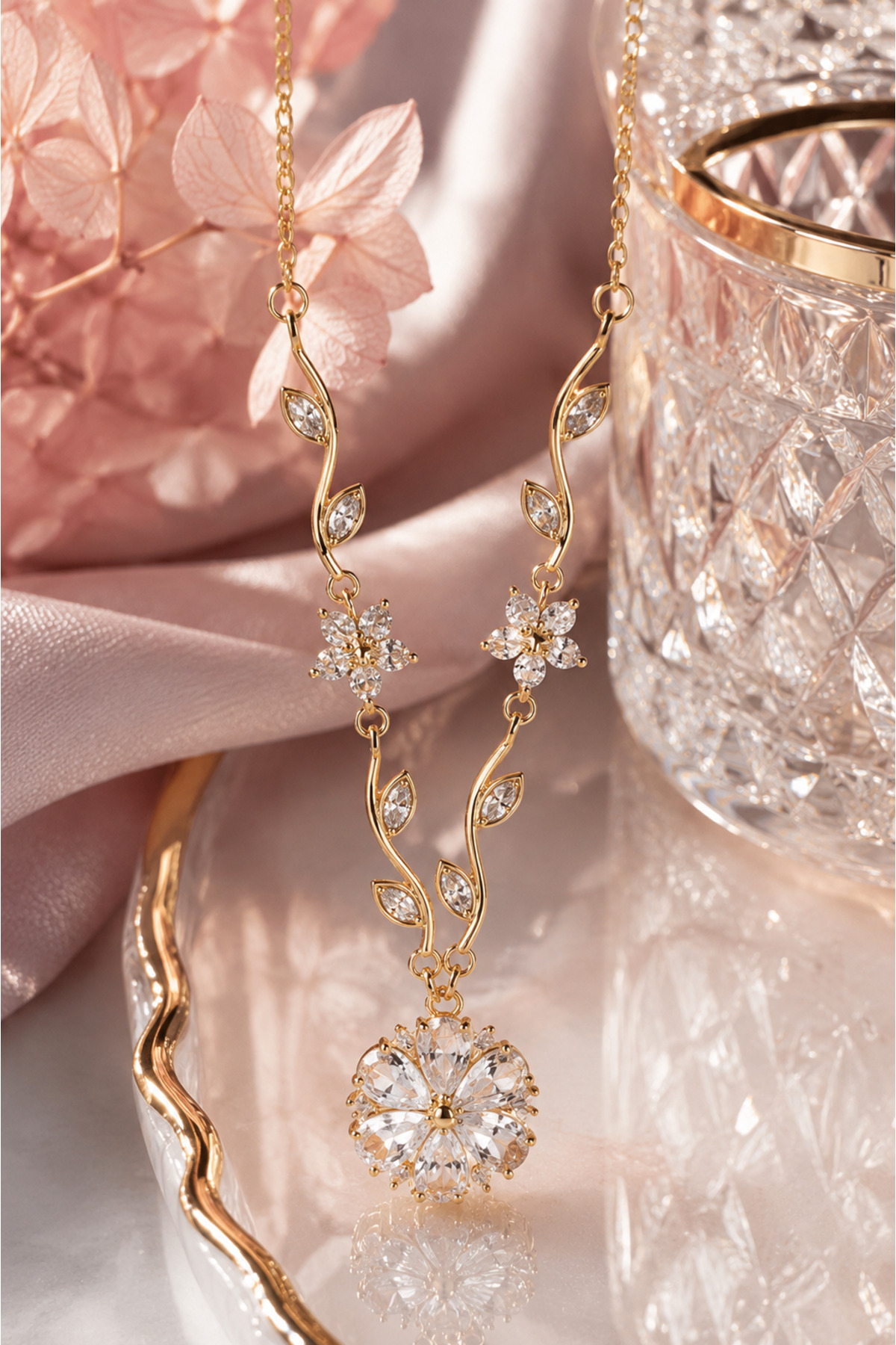 Sylvera Shop Beyaz Taşlı Sarmaşık Çiçek Figürlü V Model Luxury Çelik Kolye (Gold Renk)