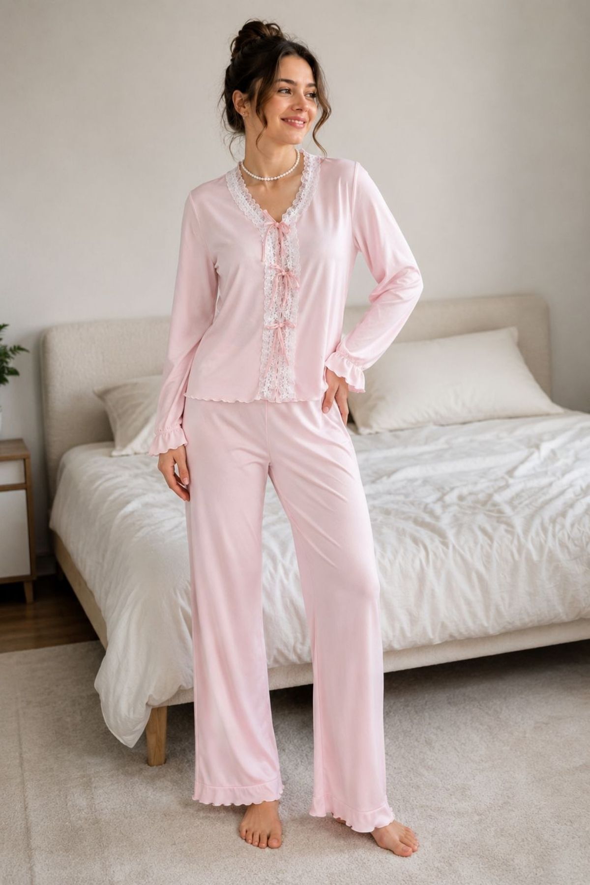 BELLA NOTTE Toz Pembe Dantel ve Fiyonk Detaylı V Yaka Fırfırlı Uzun Kollu Kadın Pijama Takımı görsel 6