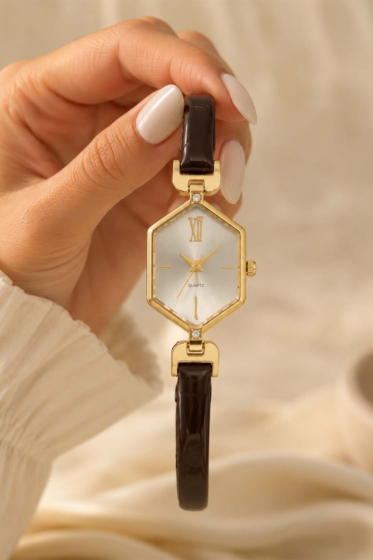 GANYMET Ganios Kadın Kol Saati, Parlak Kahverengi Minimal Kordon, Gold Geometrik Kasa ve Taş Detaylı Kasa Özel Tasarım Kadın Saat görsel 8
