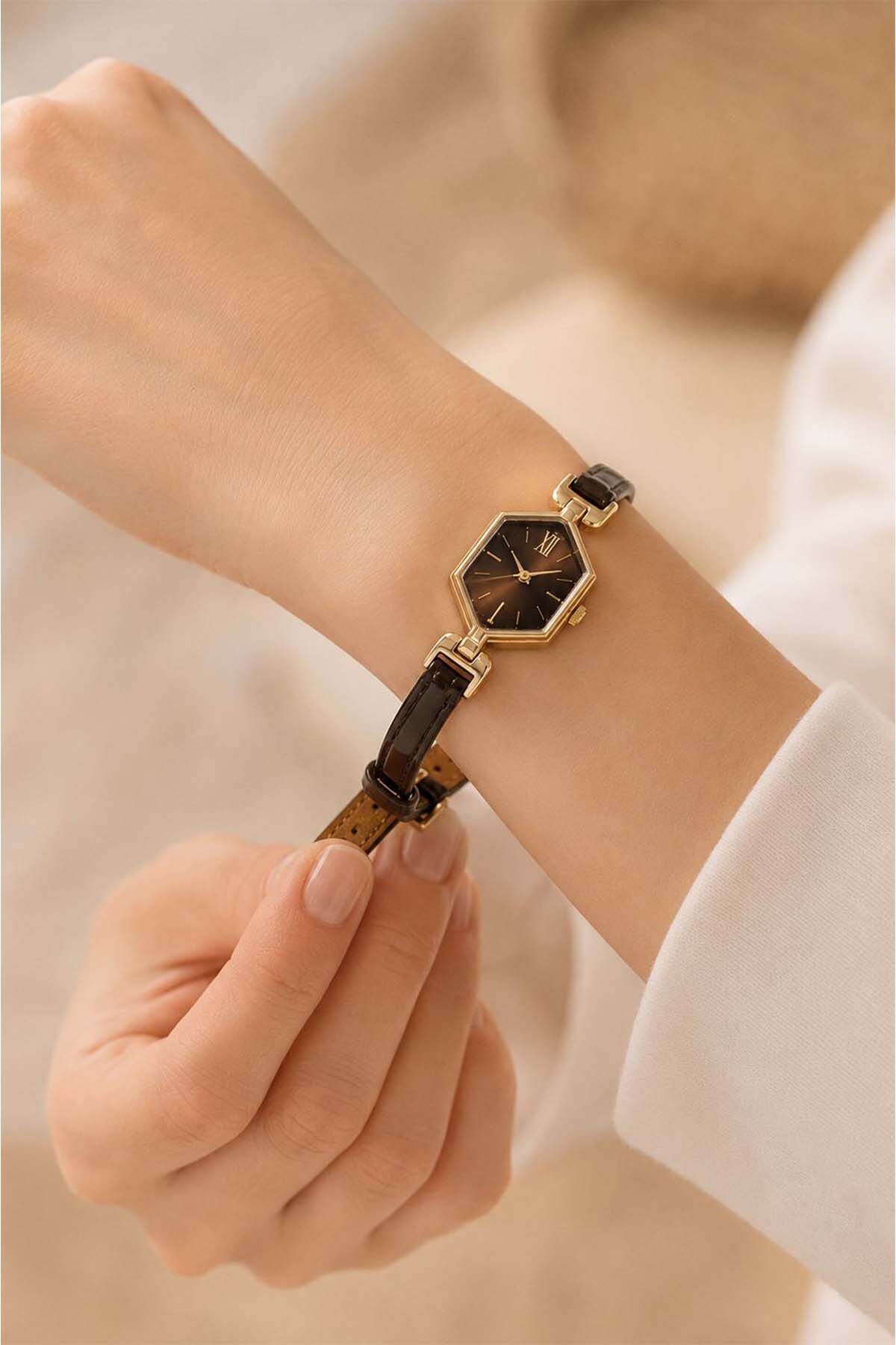 GANYMET Ganios Kadın Kol Saati, Kahverengi Kadran,Parlak Kahverengi Minimal Kordon, Gold Geometrik Kasa ve Taş Detaylı Kasa Özel Tasarım Kadın Saat görsel 4
