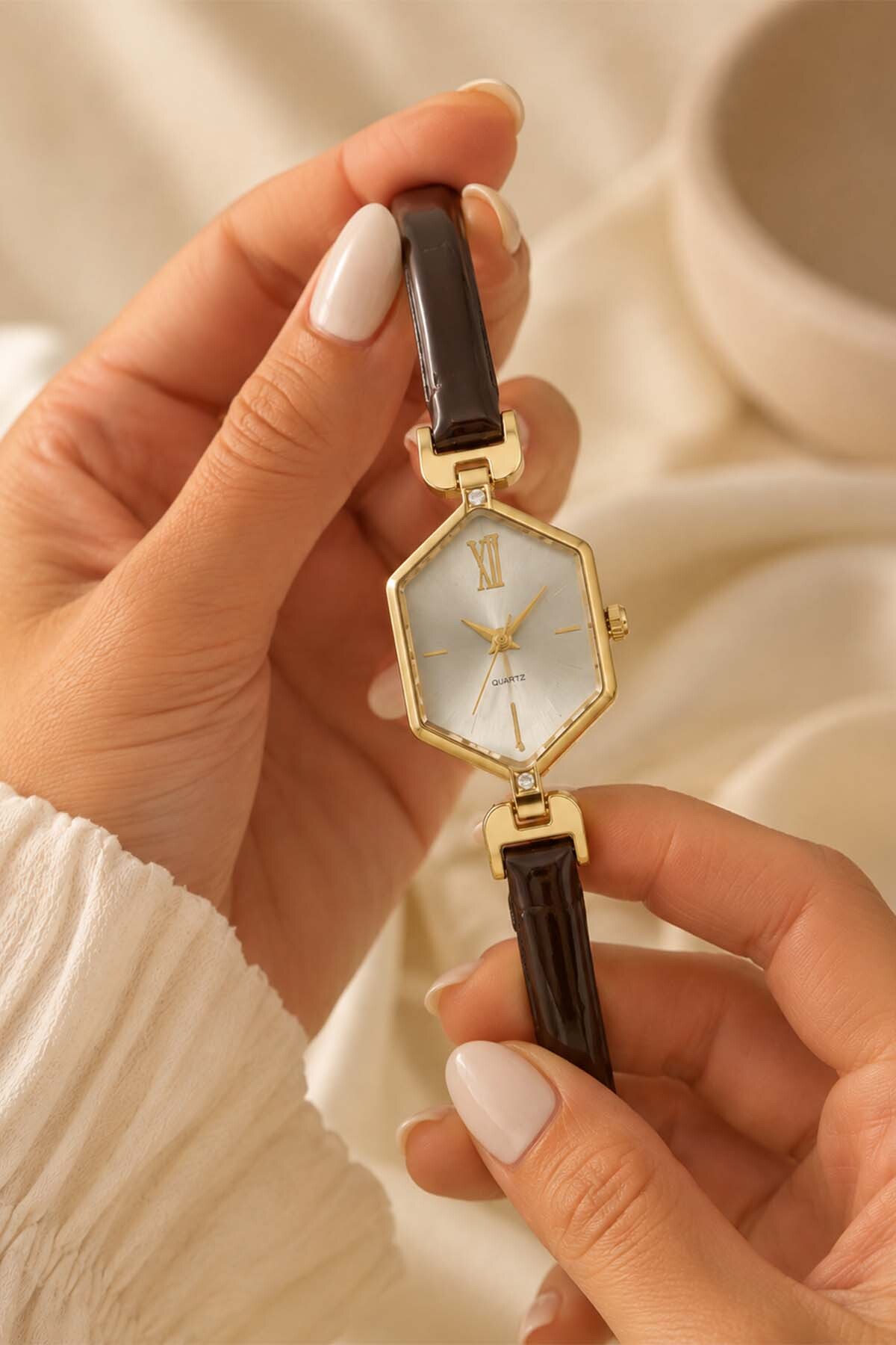 GANYMET Ganios Kadın Kol Saati, Parlak Kahverengi Minimal Kordon, Gold Geometrik Kasa ve Taş Detaylı Kasa Özel Tasarım Kadın Saat görsel 7