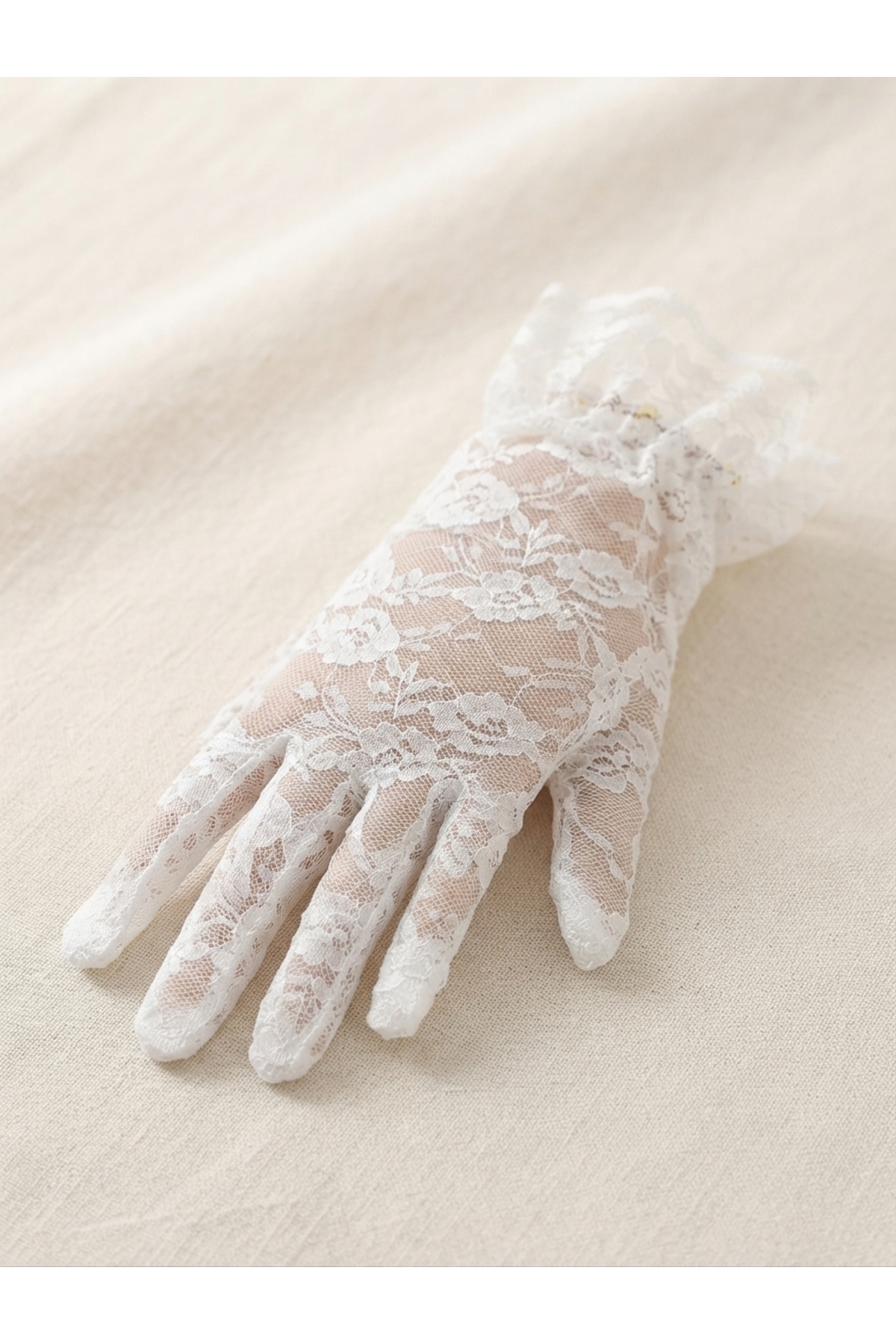Esram Butik Beyaz Dantel Gelin Eldiveni, Fırfır Detaylı Gelin Aksesuarı ve Nikah Eldiveni görsel 6