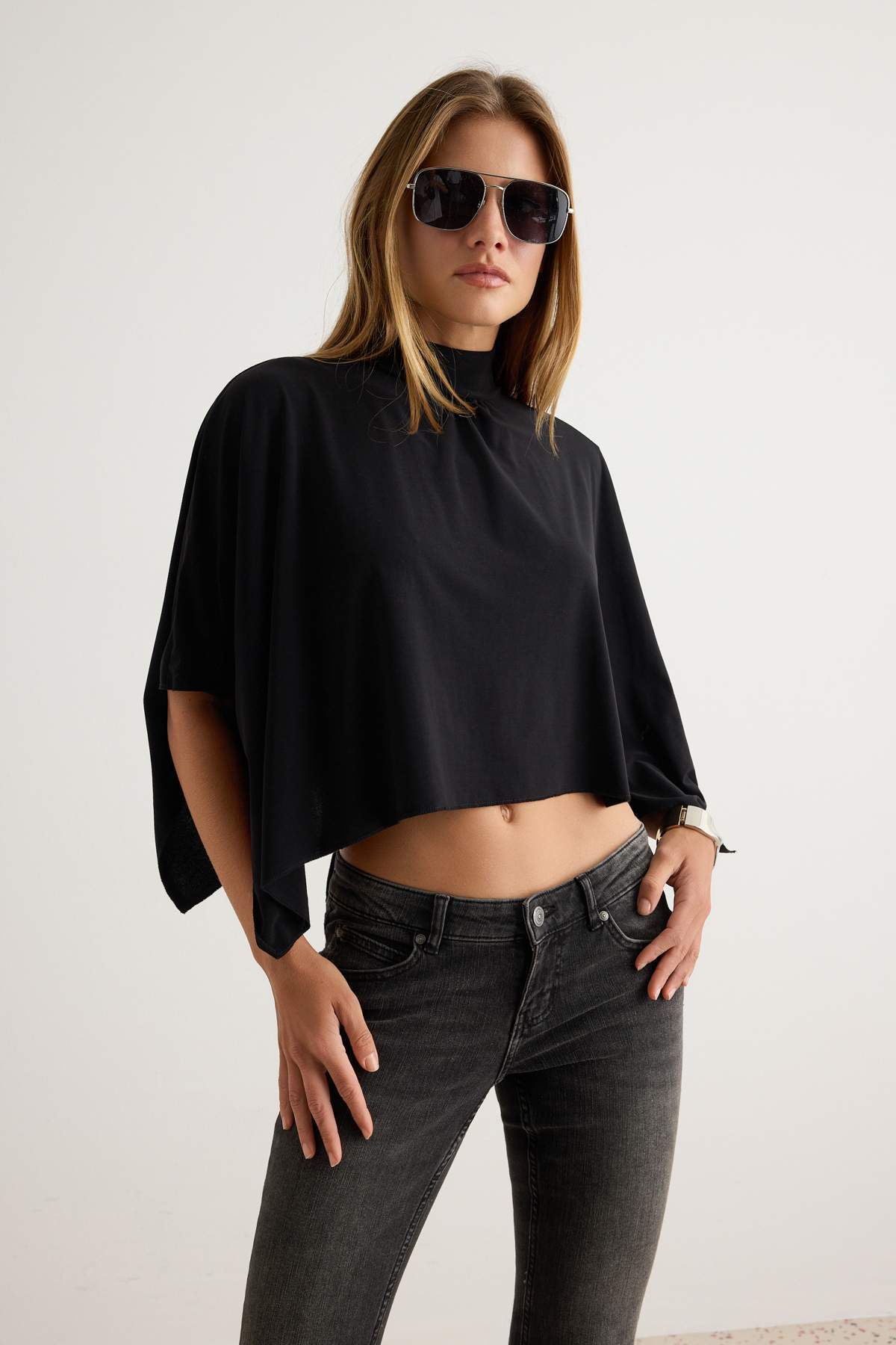 Trendyolmilla Siyah Düz Oversize Dik Yaka Yarasa Kol Crop/Kısa Sandy Örme Bluz TWOAW27BZ00211