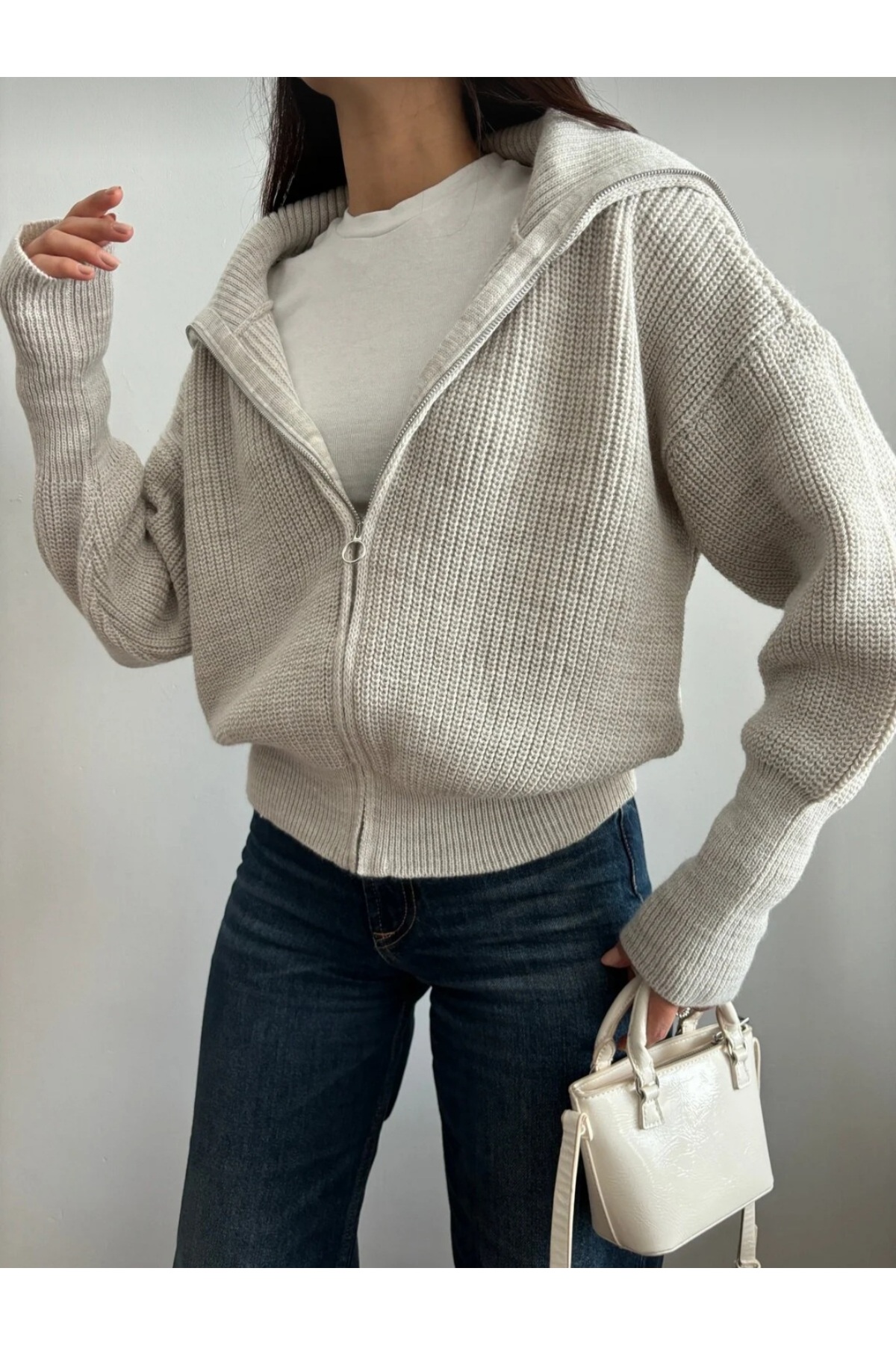 İLMERA Kadın bej Fermuarlı Devrik Yaka Triko Hırka Oversize Crop Örgü Ceket görsel 2