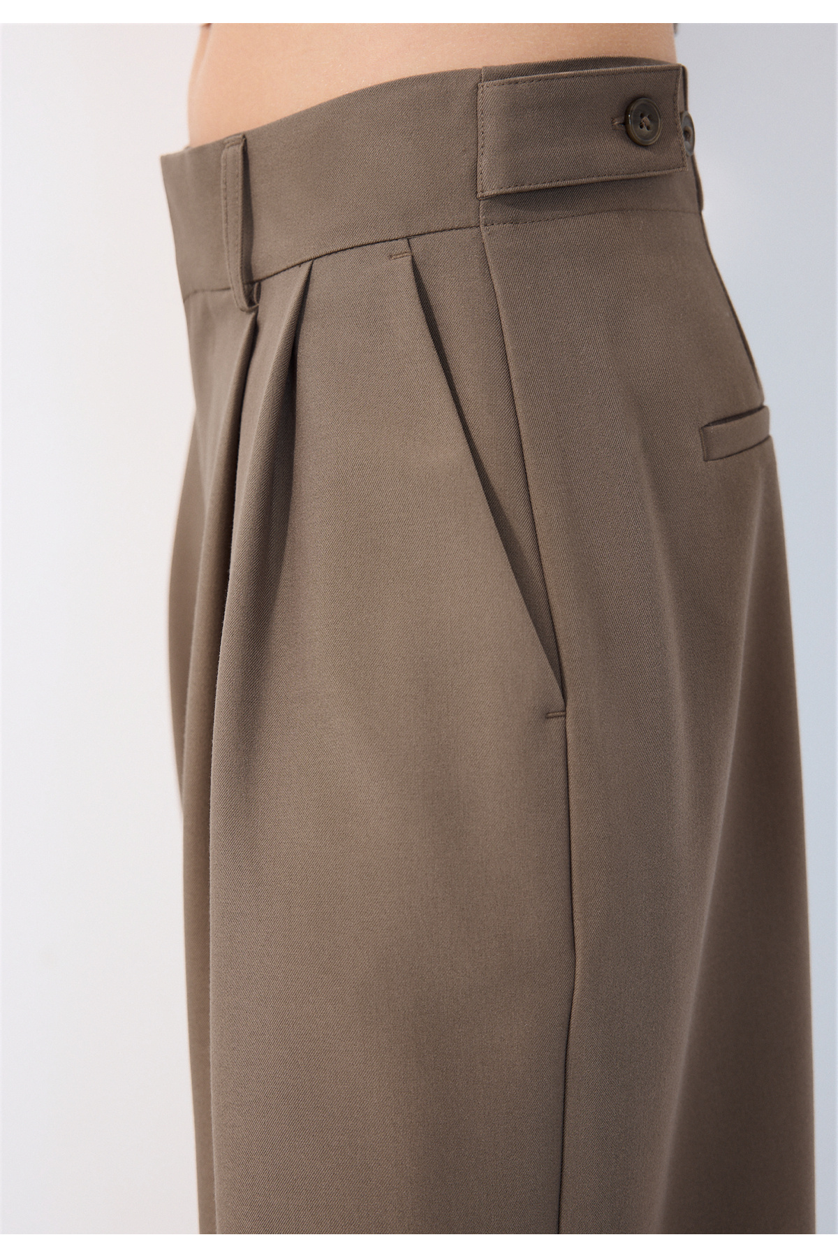 Stradivarius Düğmeli geniş paça kumaş pantolon görsel 4