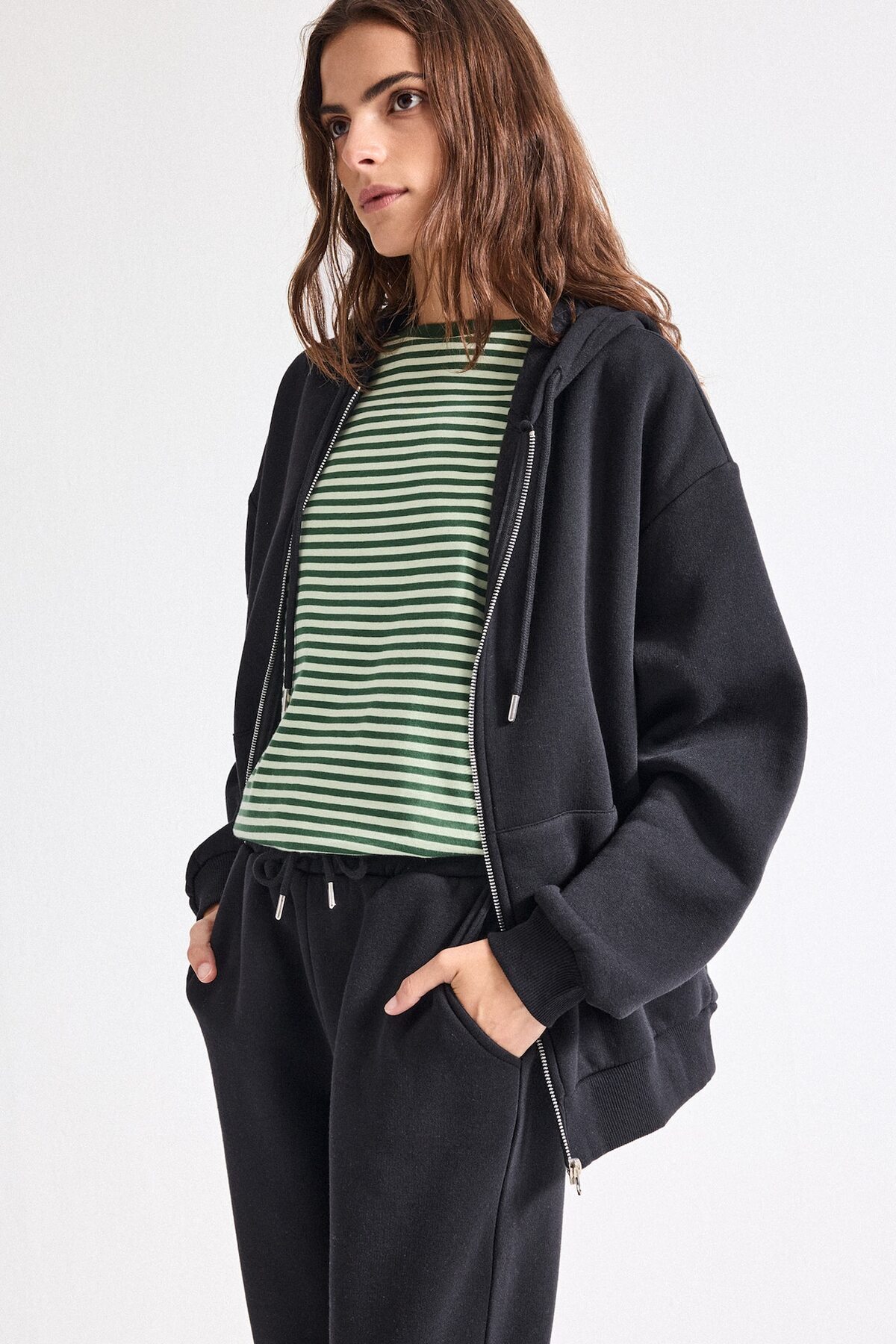 DeFacto Relax Fit Kapüşonlu Fermuarlı Cepli Basic Sweatshirt Hırka D8717AX24WN görsel 3