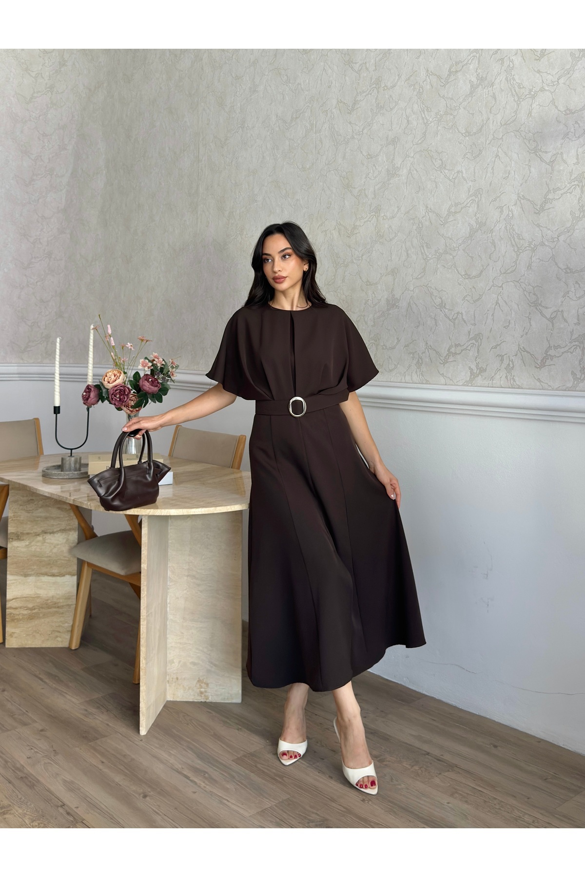 MODA DURAĞI KALİTELİ MİDİ ELBİSE YIRTMAÇ DETAYLI KEMERLİ görsel 2