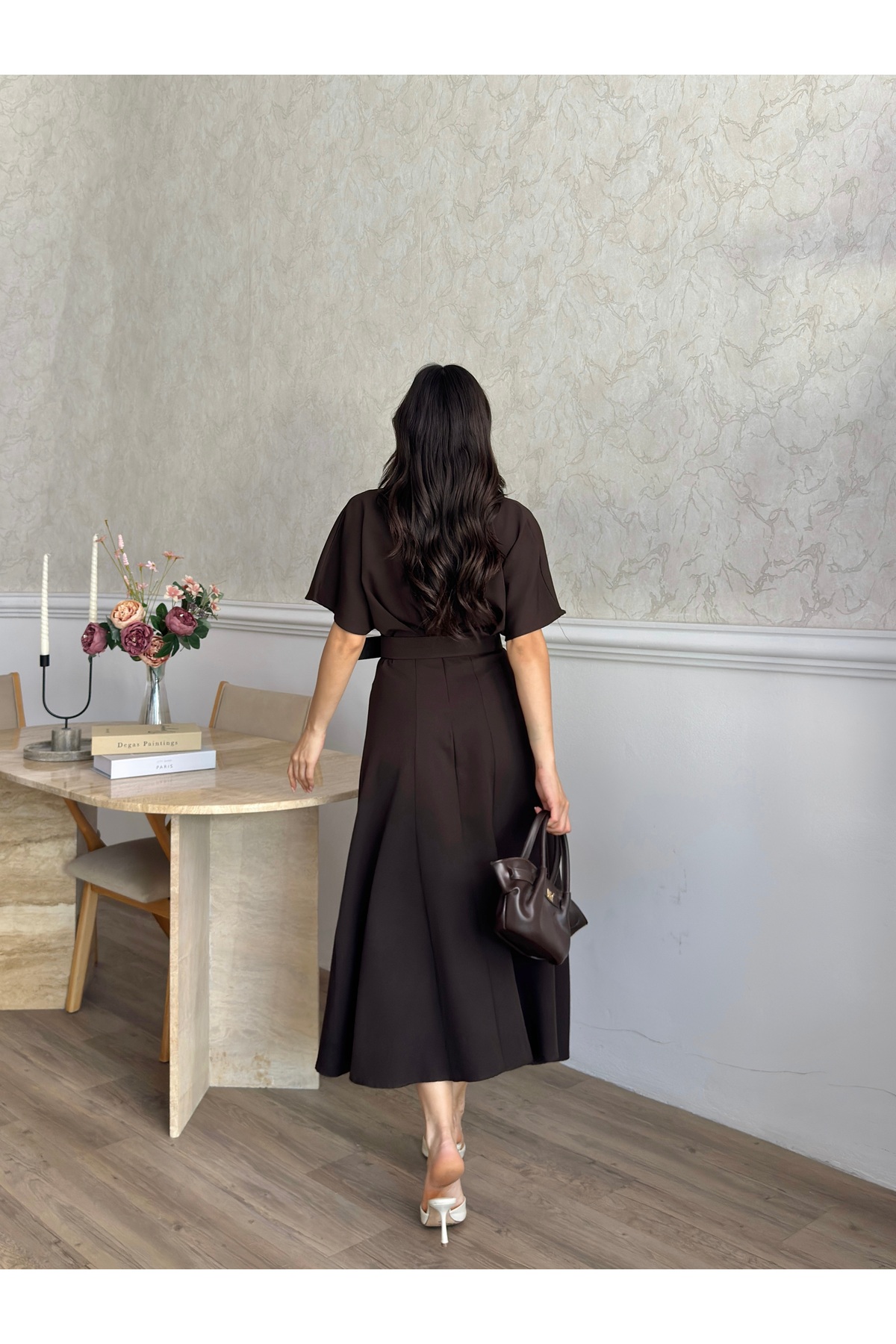 MODA DURAĞI KALİTELİ MİDİ ELBİSE YIRTMAÇ DETAYLI KEMERLİ görsel 5