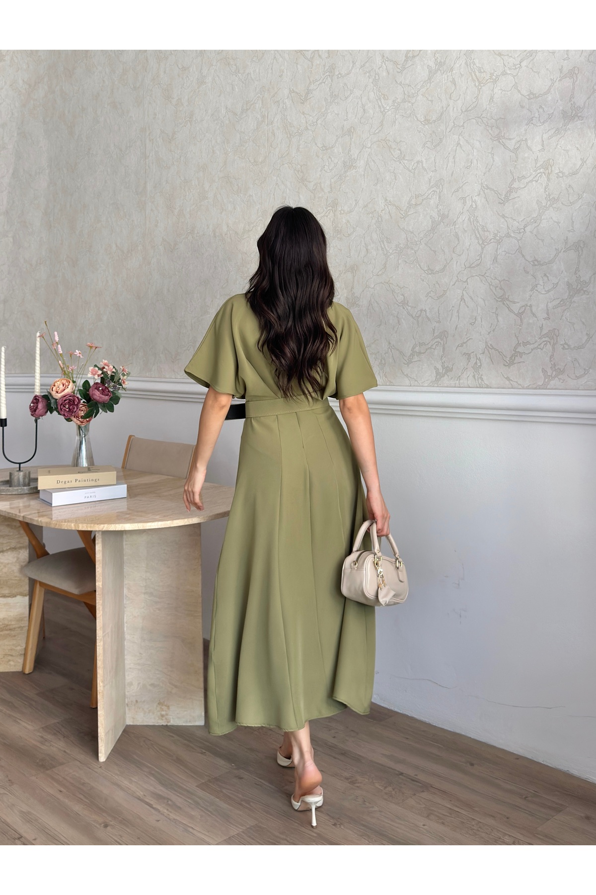 MODA DURAĞI KALİTELİ MİDİ ELBİSE YIRTMAÇ DETAYLI KEMERLİ görsel 4