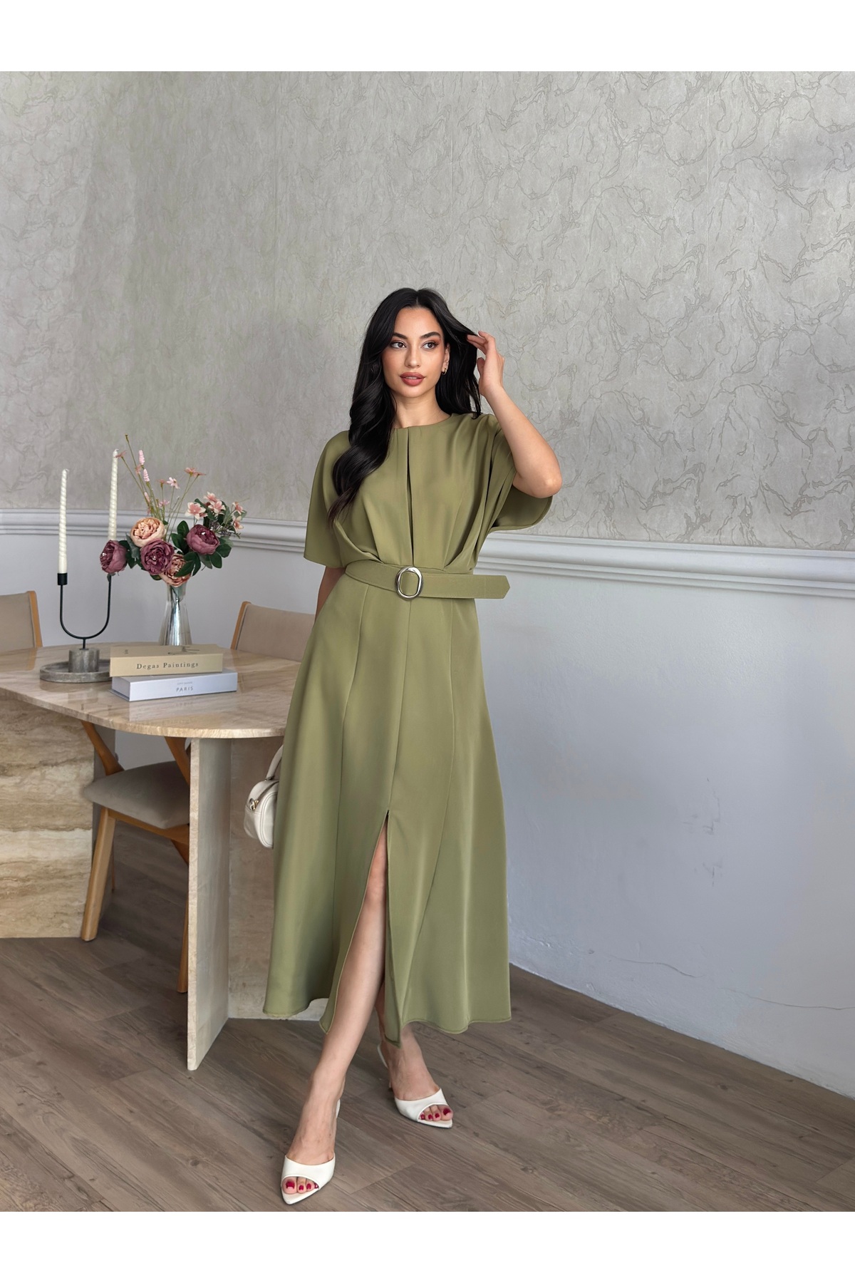 MODA DURAĞI KALİTELİ MİDİ ELBİSE YIRTMAÇ DETAYLI KEMERLİ görsel 2