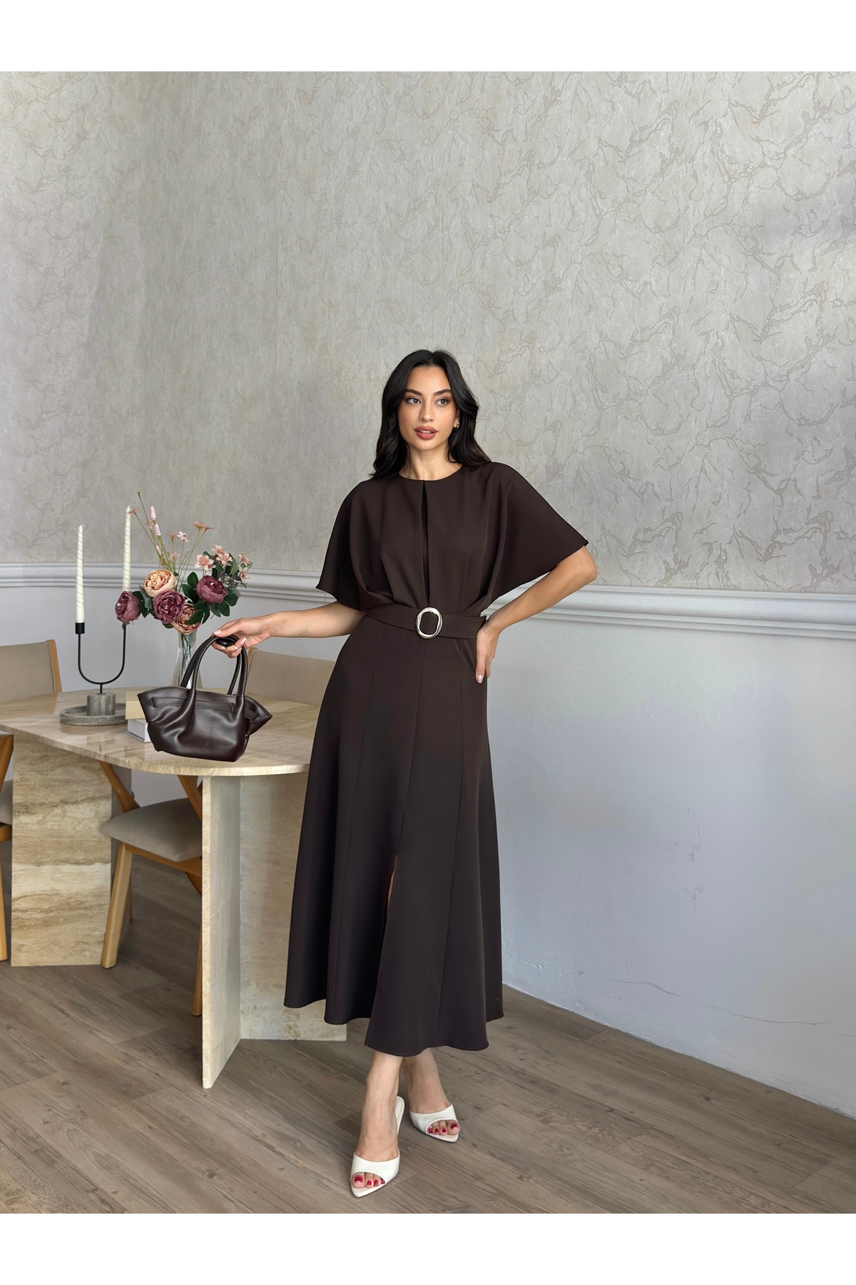 MODA DURAĞI KALİTELİ MİDİ ELBİSE YIRTMAÇ DETAYLI KEMERLİ