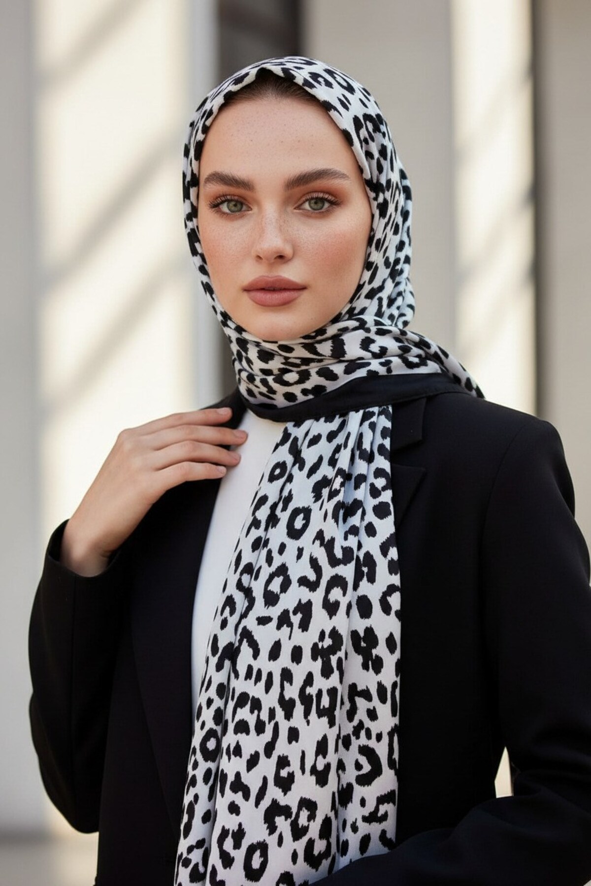 Vissona KREP GEOMETRİK DESENLİ SİYAH - BEYAZ RENKLİ 75X195 KIRIŞMAZ ŞAL