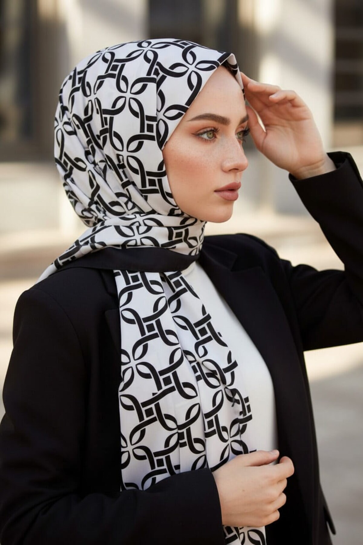 Vissona KREP GEOMETRİK DESENLİ SİYAH - BEYAZ RENKLİ 75X195 KIRIŞMAZ ŞAL görsel 4