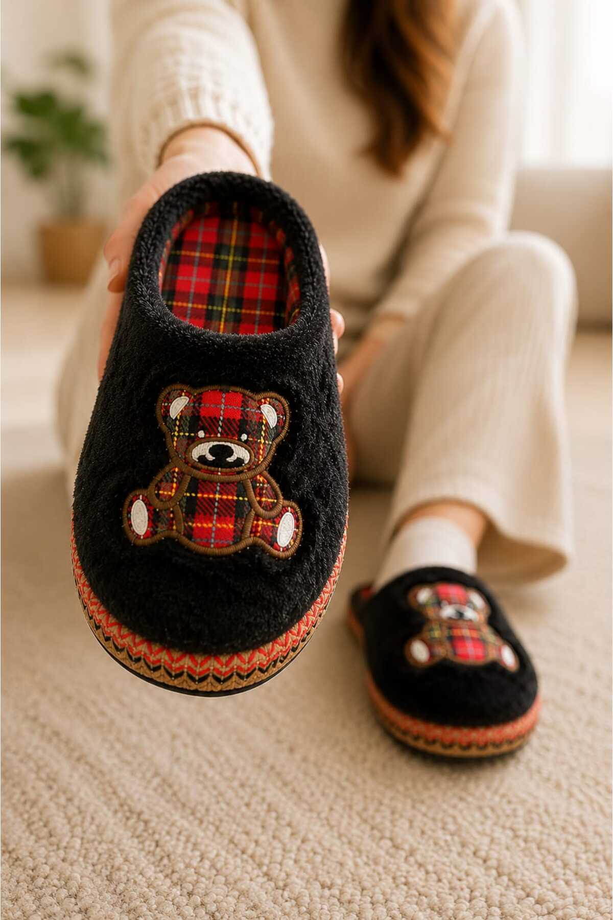 Slipcat Unisex, Ekose Desenli, Ayı Figürlü, Yumuşak, Peluş Kışlık Ev Terliği görsel 3