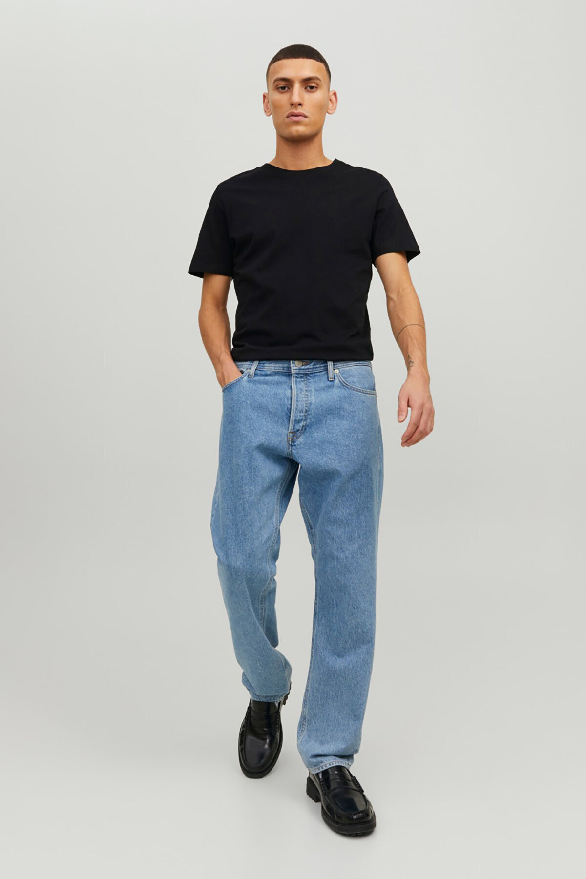 تی‌شرت مردانه جک اند جونز کد ۱۲۱۵۶۱۰۱ مشکی جک اند جونز تی شرت Jack & Jones