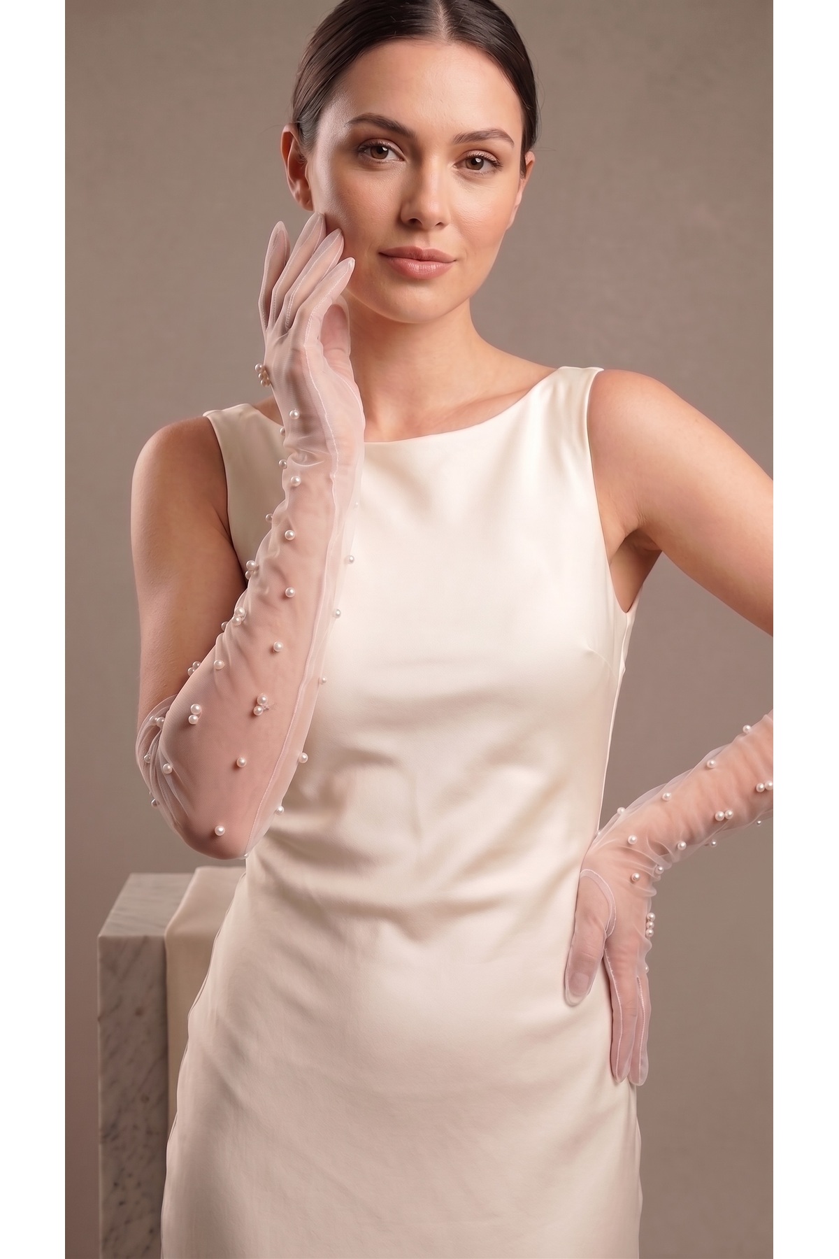 Mortex Beyaz İnci Süslemeli Tül Uzun Kadın Eldiven, Gelinlik, Gelin, Nikah, Düğün, Nişan, Kına, Balo, Davet, Parti, Kına Gecesi, Kostüm, Bride, Mezuniyet, Bekarlığa Veda Fotoğraf Çekimi Aksesuar Eldiveni görsel 3