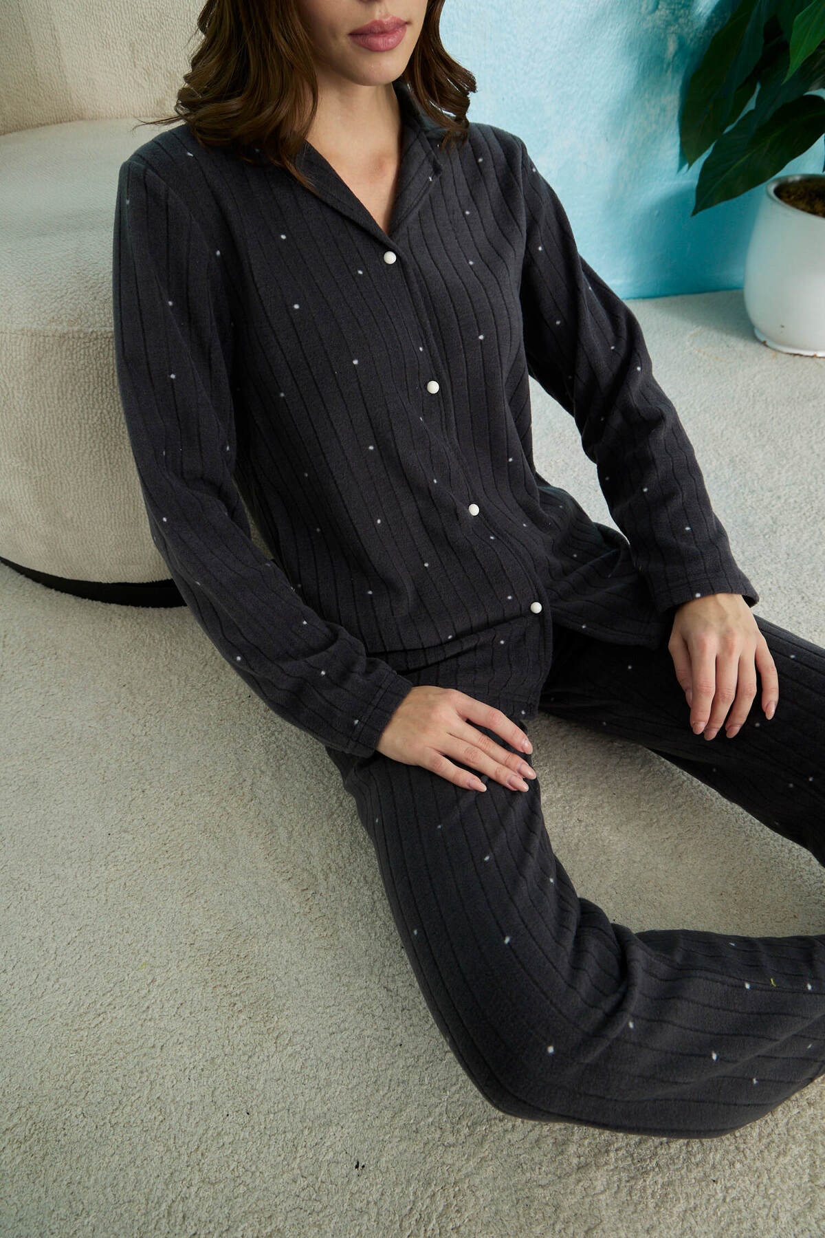 STELLAPİNK Antrasit Raporlu Puantiye Desenli Önü Düğmeli Uzun Kollu Polar Pijama Takımı görsel 2