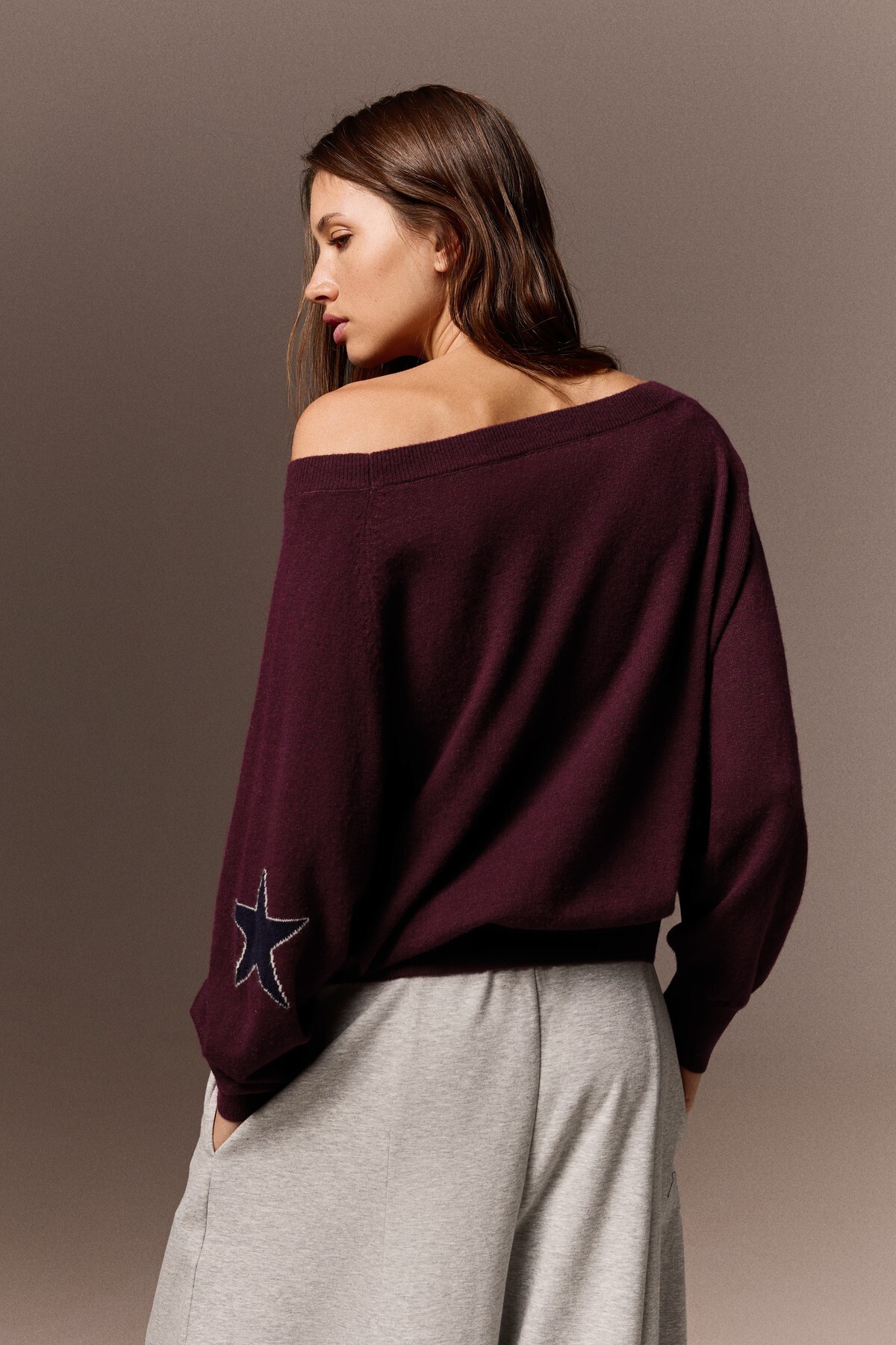 Bershka Grafik desenli geniş yaka kazak görsel 3