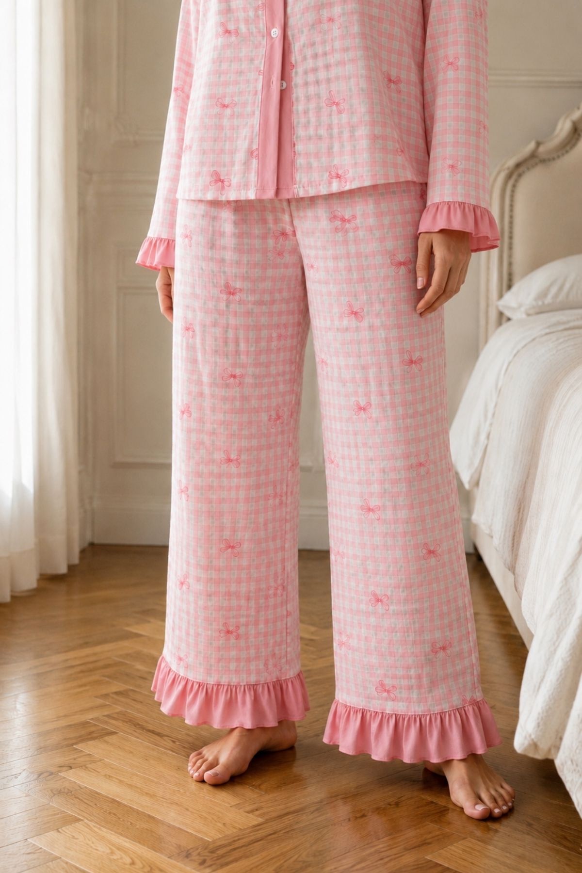 BELLA NOTTE Pembe Ekose Fiyonk Desenli Fırfır Detaylı Düğmeli Uzun Kollu Pijama Takımı görsel 2