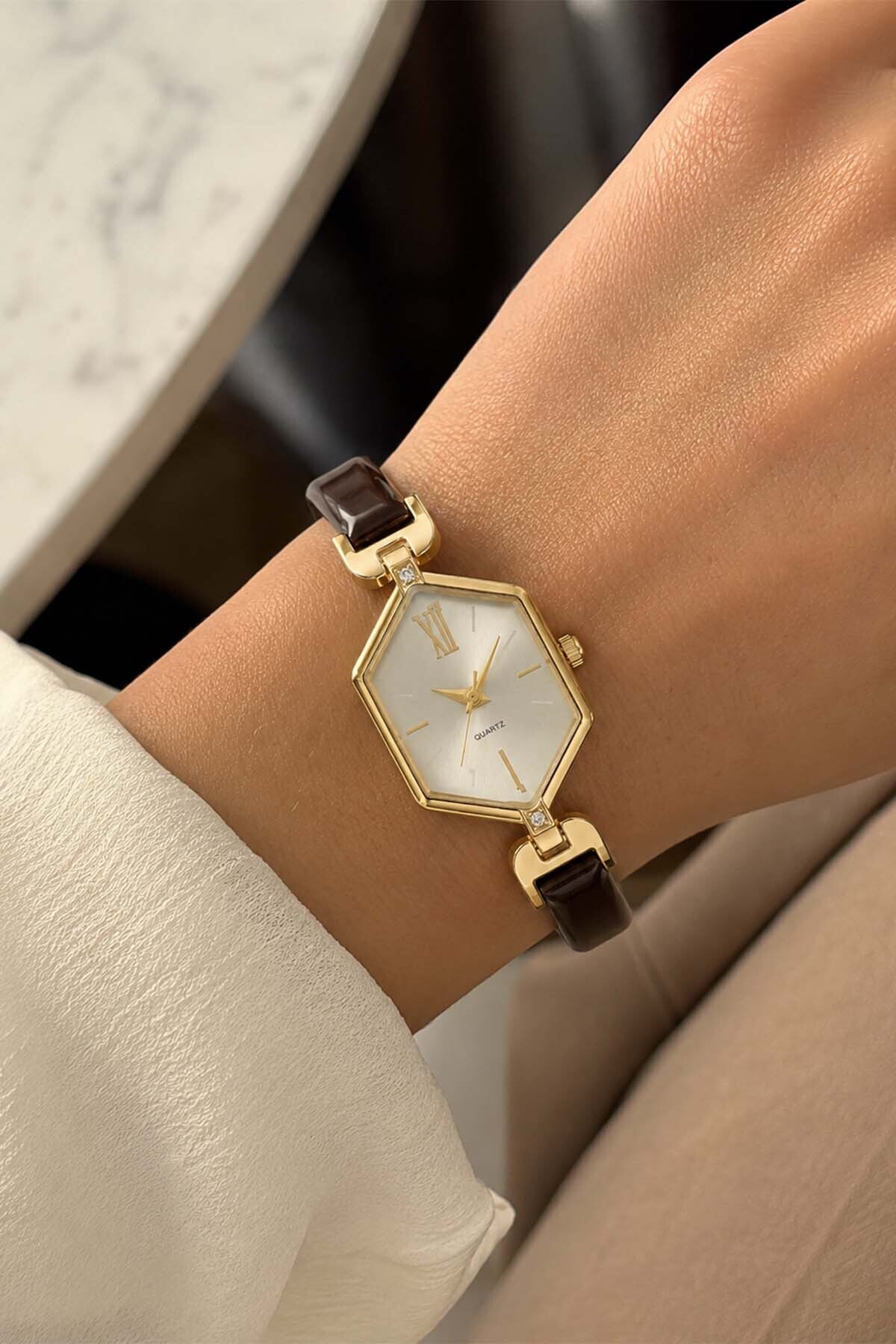 GANYMET Ganios Kadın Kol Saati, Parlak Kahverengi Minimal Kordon, Gold Geometrik Kasa ve Taş Detaylı Kasa Özel Tasarım Kadın Saat görsel 5