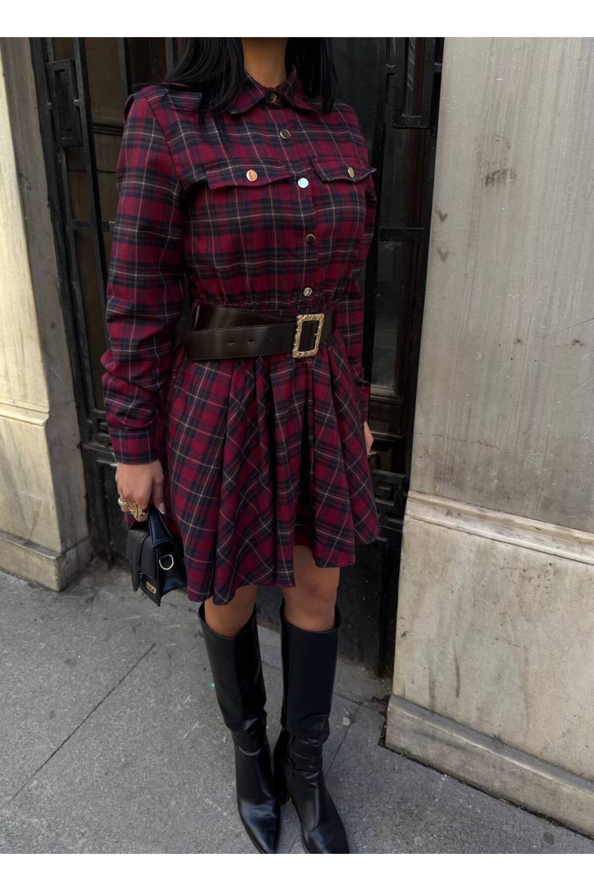alenmoda Kadın Ekose Desenli Düğme Kapamalı Deri Kemerli Mini Elbise görsel 3