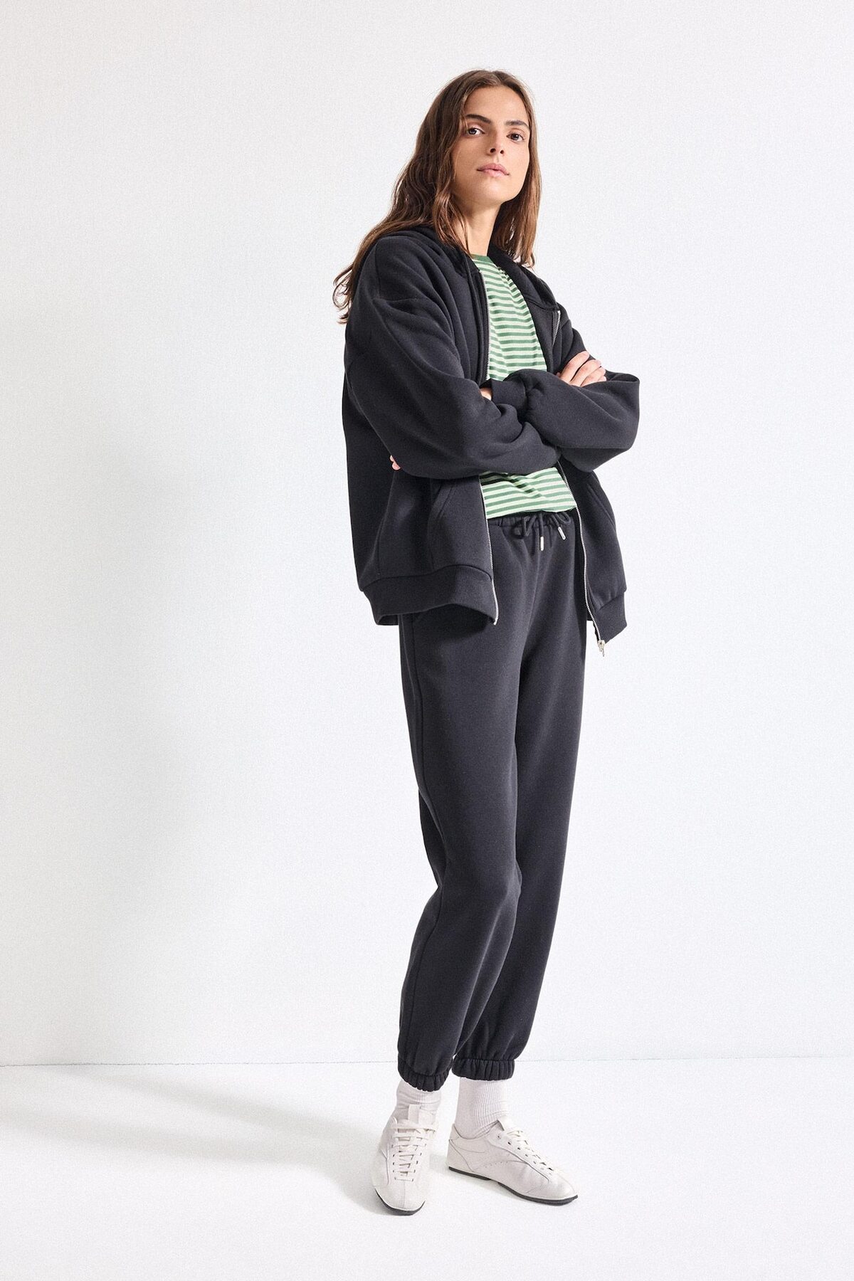 DeFacto Relax Fit Kapüşonlu Fermuarlı Cepli Basic Sweatshirt Hırka D8717AX24WN görsel 2