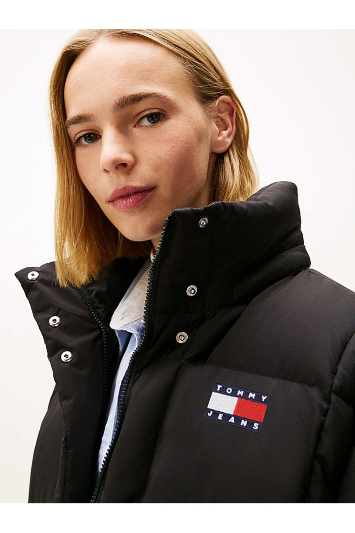 Tommy Hilfiger Kadın Marka Logolu Normal Kesimli Dik Yakalı Çıkarılabilir Kapüşonlu Günlük Kullanıma Uygun Siyah Mo görsel 2