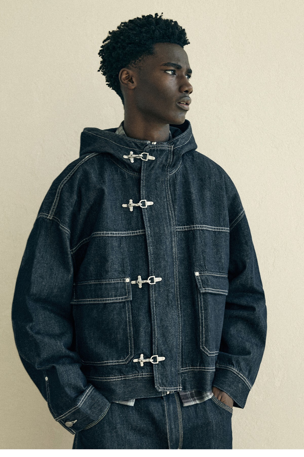 Bershka Süslü düğmeli, kapüşonlu denim ceket görsel 7