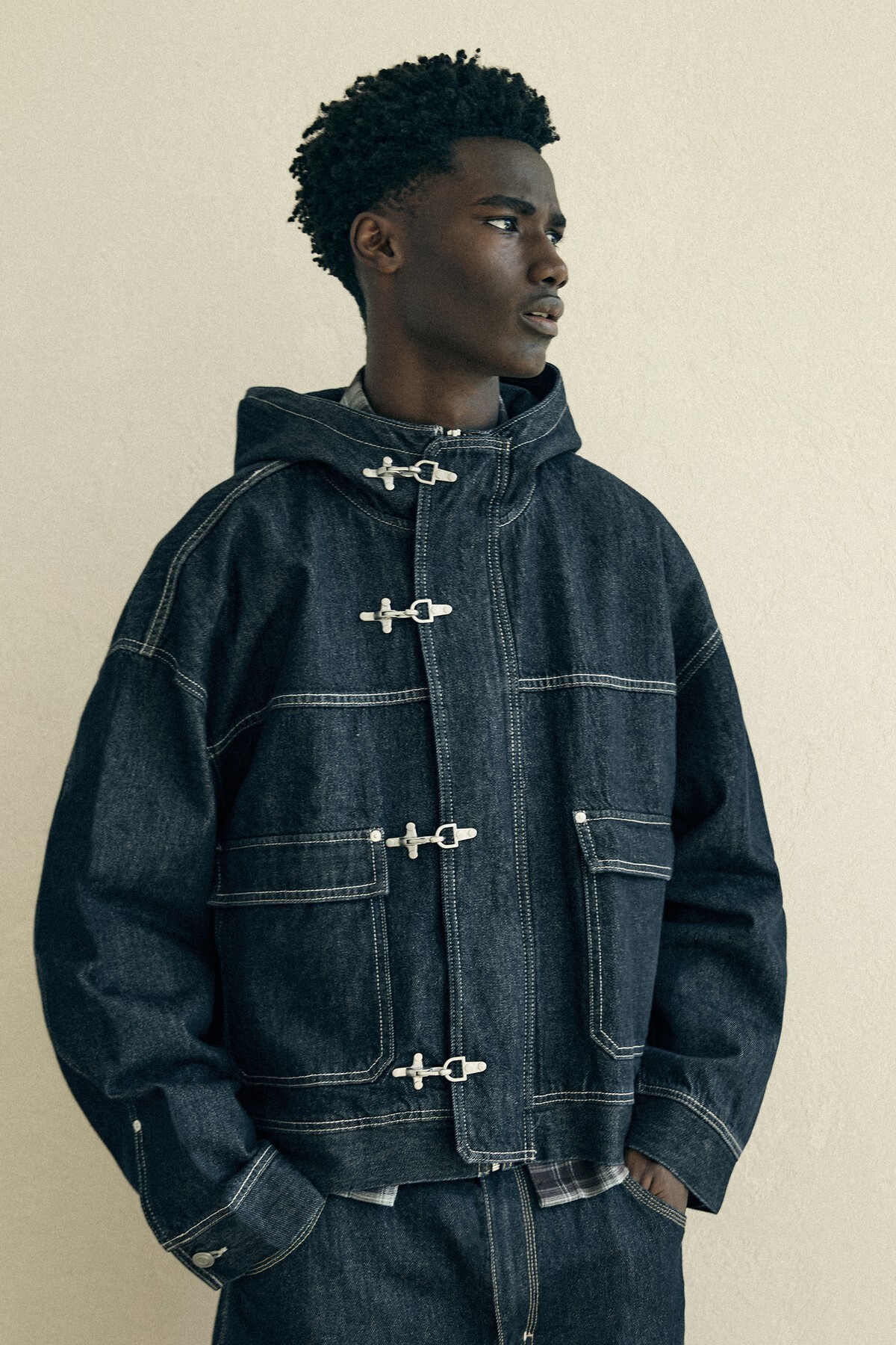 Süslü düğmeli, kapüşonlu denim ceket