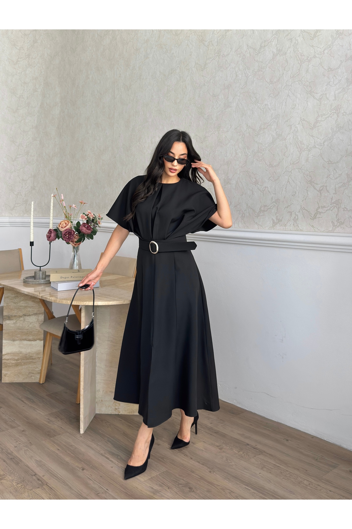 MODA DURAĞI KALİTELİ MİDİ ELBİSE YIRTMAÇ DETAYLI KEMERLİ görsel 2