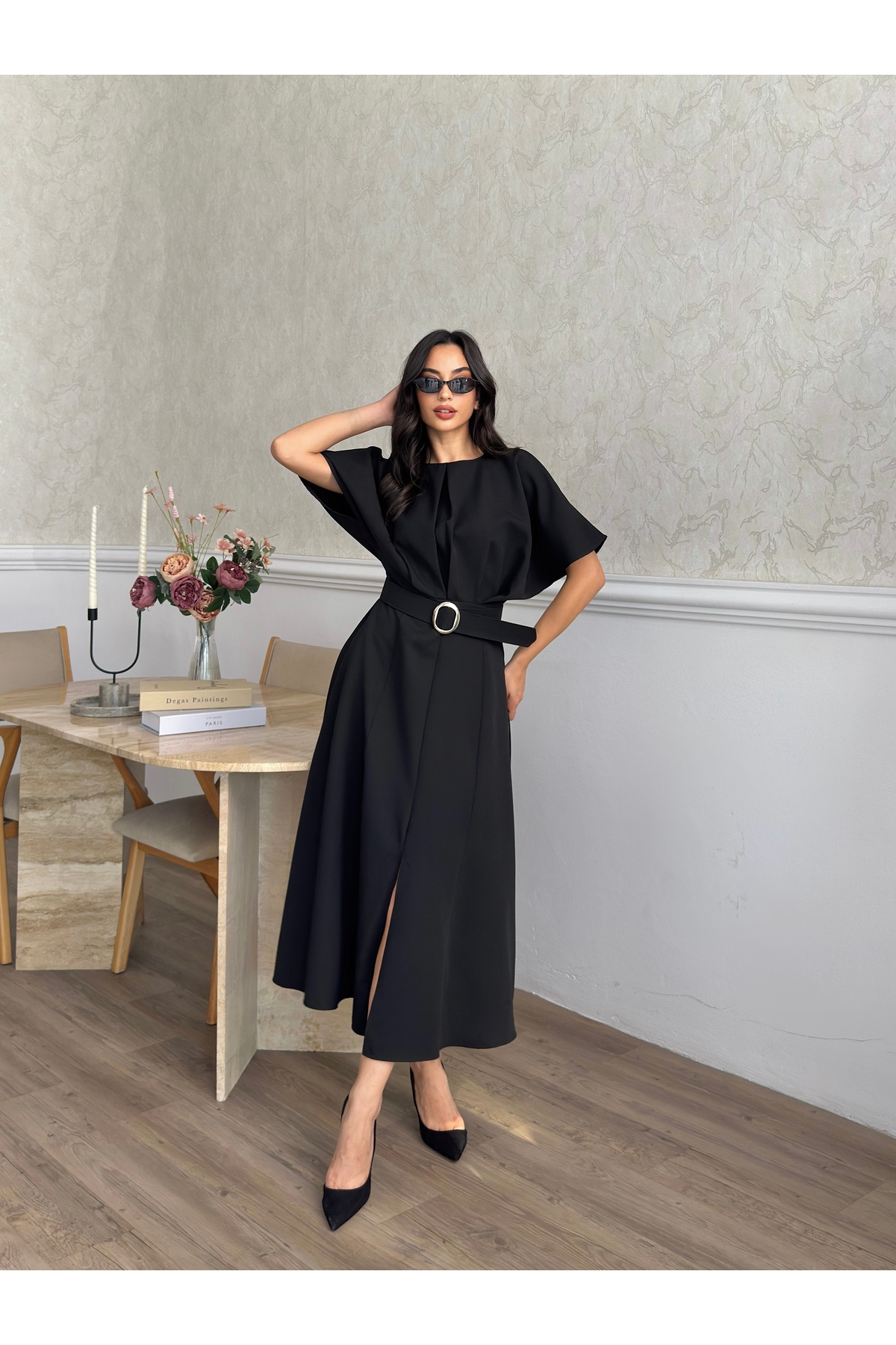 MODA DURAĞI KALİTELİ MİDİ ELBİSE YIRTMAÇ DETAYLI KEMERLİ görsel 4