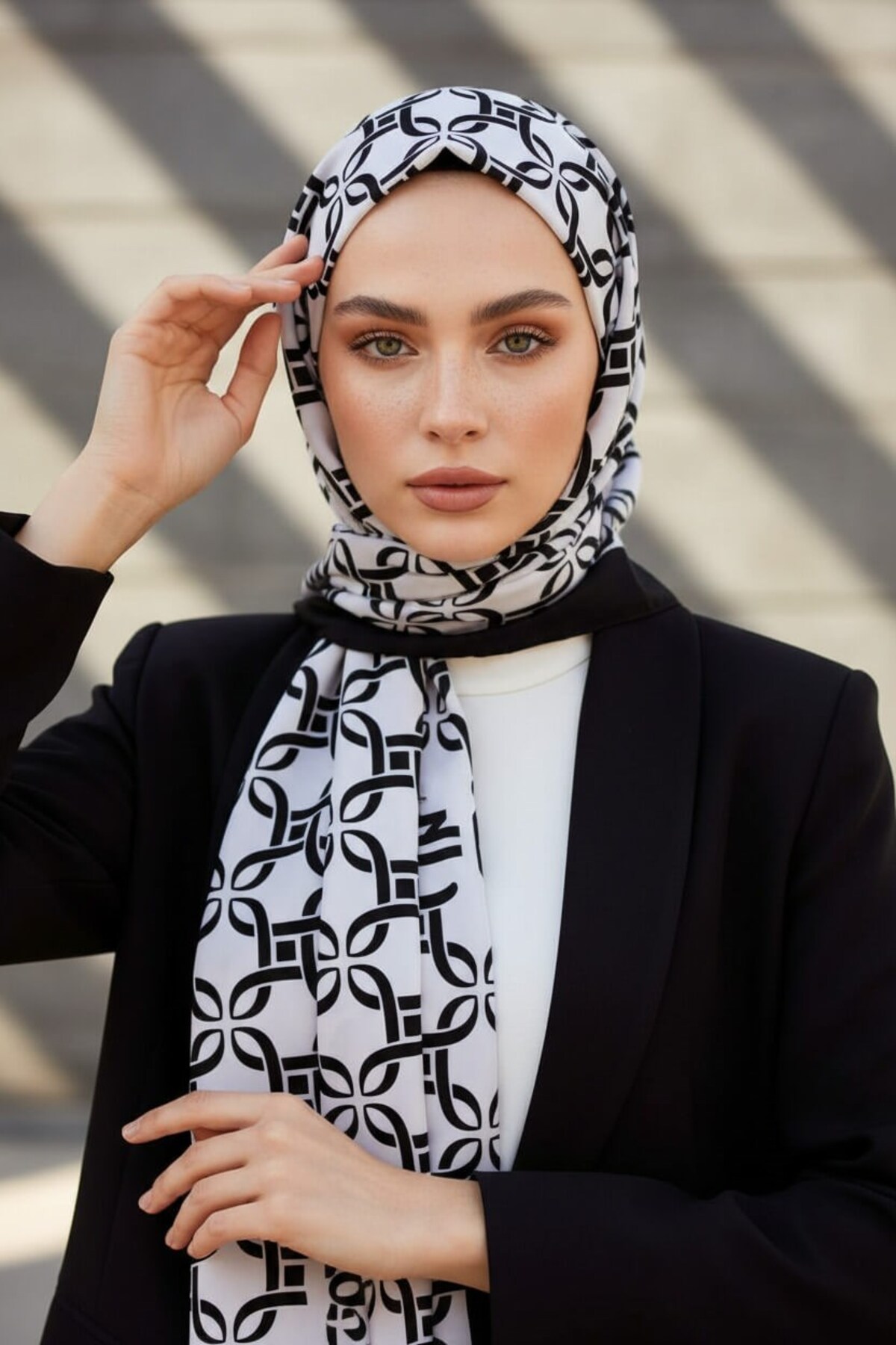 Vissona KREP GEOMETRİK DESENLİ SİYAH - BEYAZ RENKLİ 75X195 KIRIŞMAZ ŞAL görsel 3