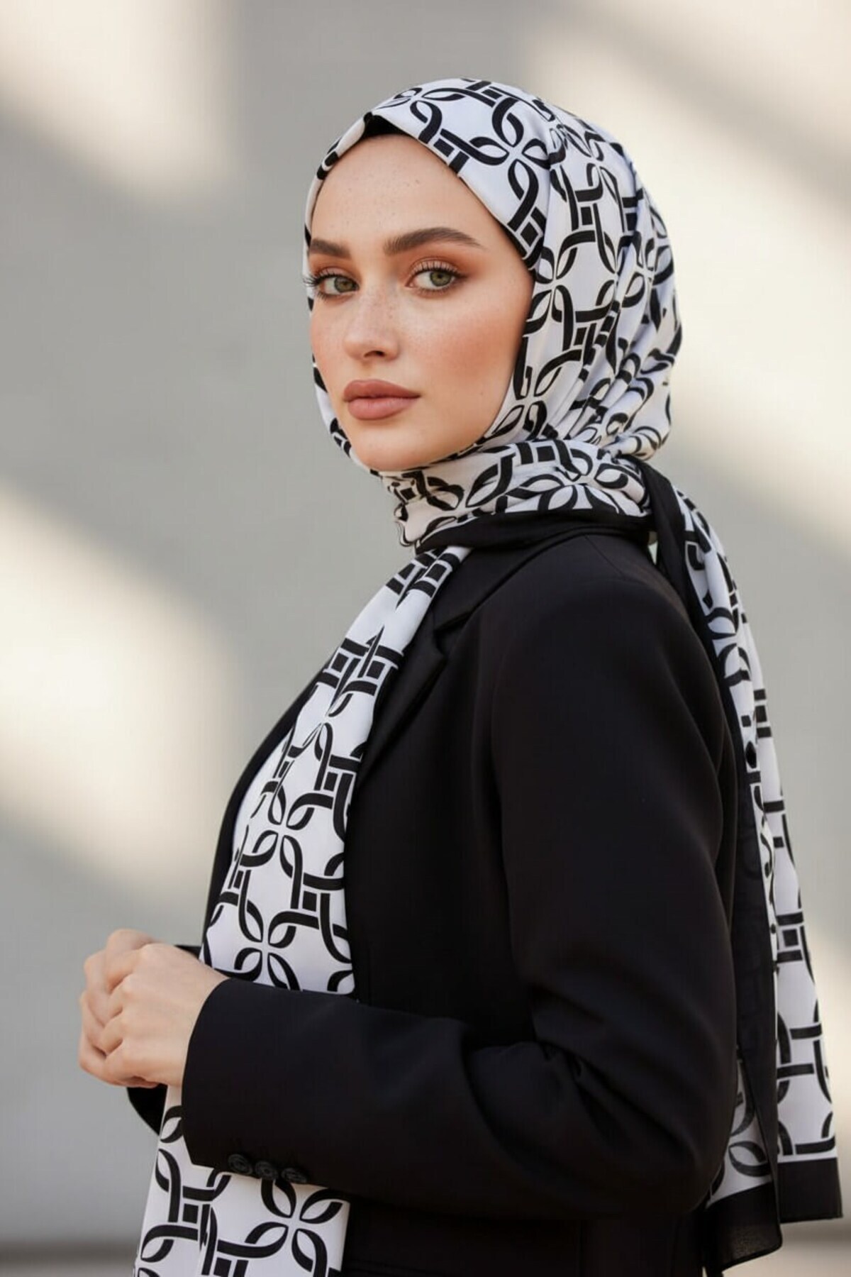 Vissona KREP GEOMETRİK DESENLİ SİYAH - BEYAZ RENKLİ 75X195 KIRIŞMAZ ŞAL görsel 2