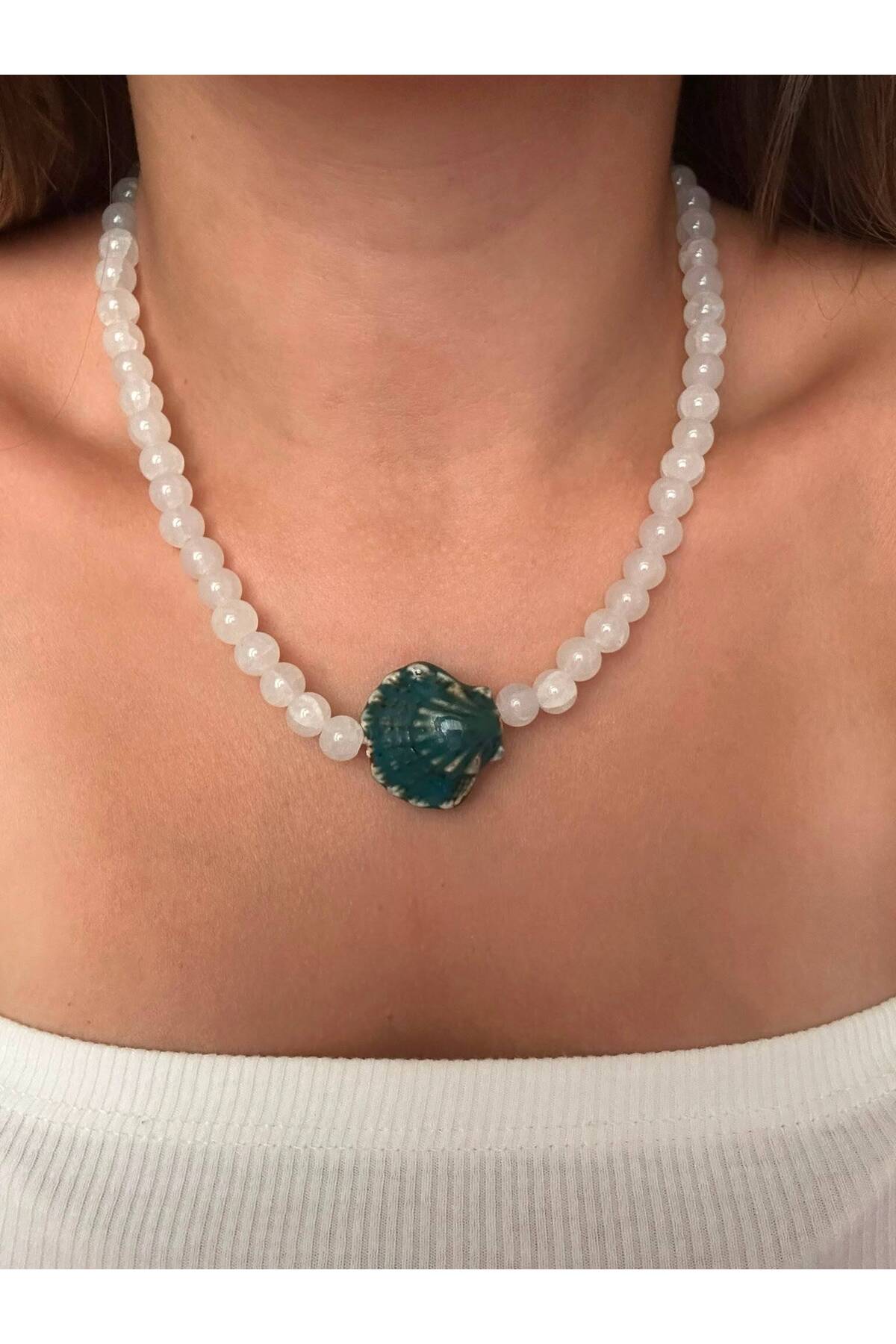 Yeşil İstiridye Charm Beyaz Renk Yazlık Boncuk Kadın Kolye - Detay Görseli 1