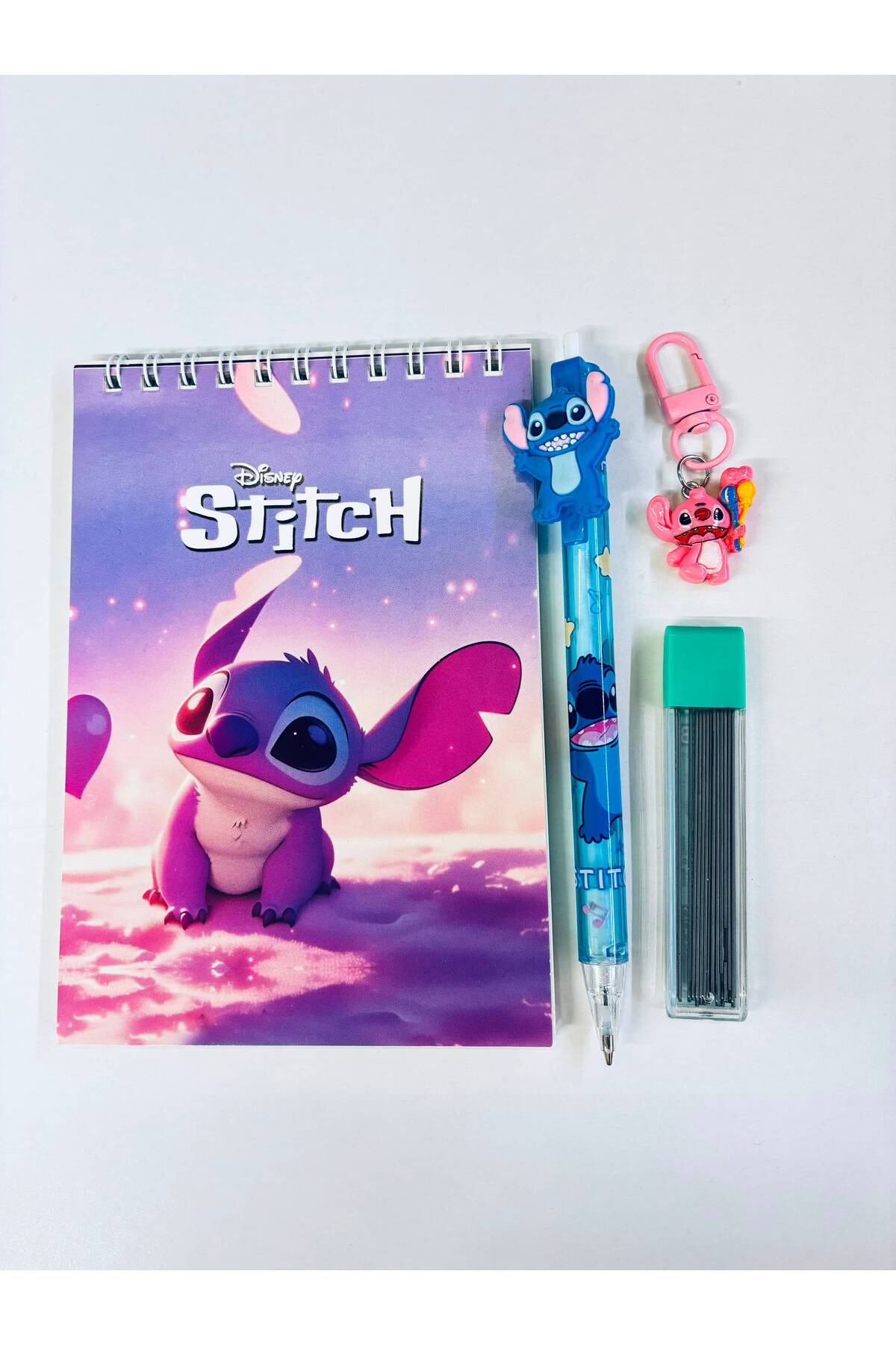 Genel Markalar Stitch Temalı Kırtasiye Seti – Defter, Kalem, Uç ve Rastgele Stitch Figürlü Anahtarlık