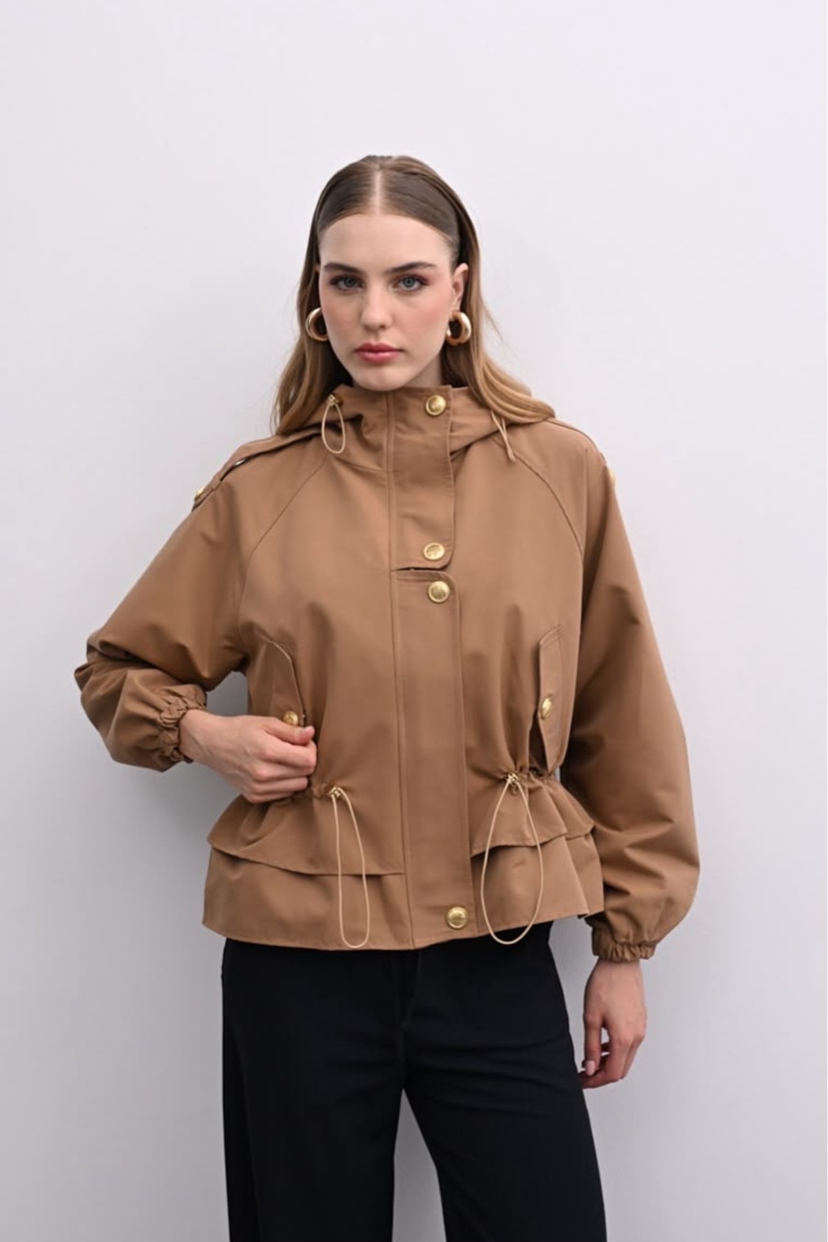 OYERGA MODA Kadın Yeni Sezon Büzgülü Gold Detaylı Yağmurluk görsel 5